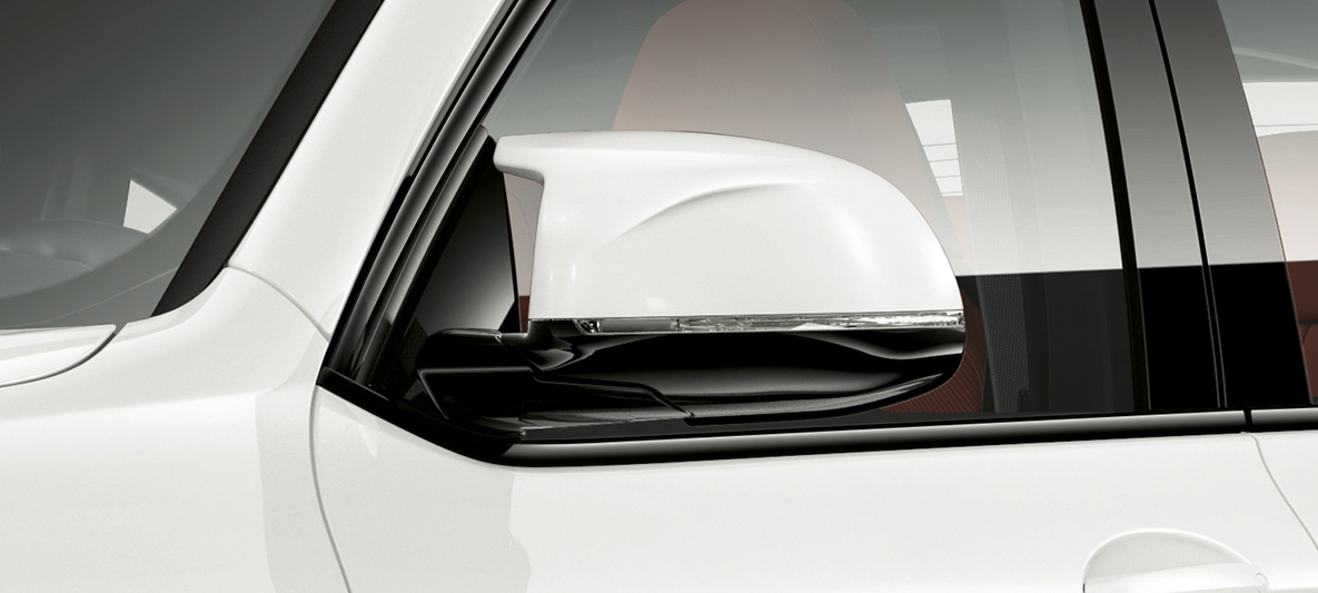 BMW X4 M, корпуси на външните огледала в цвета на каросерията. BMW X4 M в цвят Alpine White, екстериор, корпуси на външните огледала в цвета на каросерията.