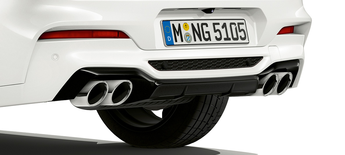 BMW X4 M, задна част с хромирани ауспухови накрайници. BMW X4 M в цвят Alpine White, екстериор, задна част с хромирани ауспухови накрайници.