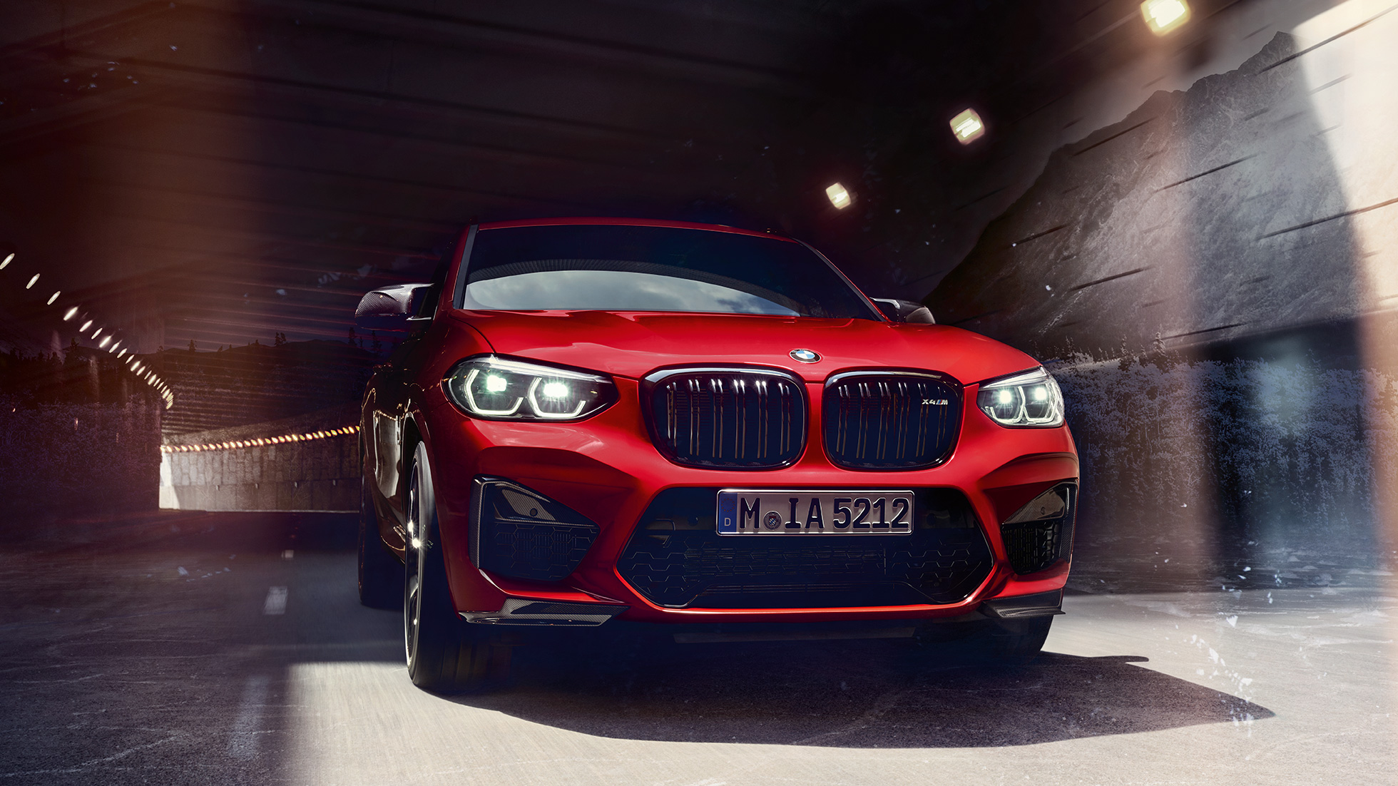 BMW X4 M Competition, страничен изглед отпред. BMW X4 M Competition в цвят Toronto Red metallic, екстериор, страничен изглед отпред.