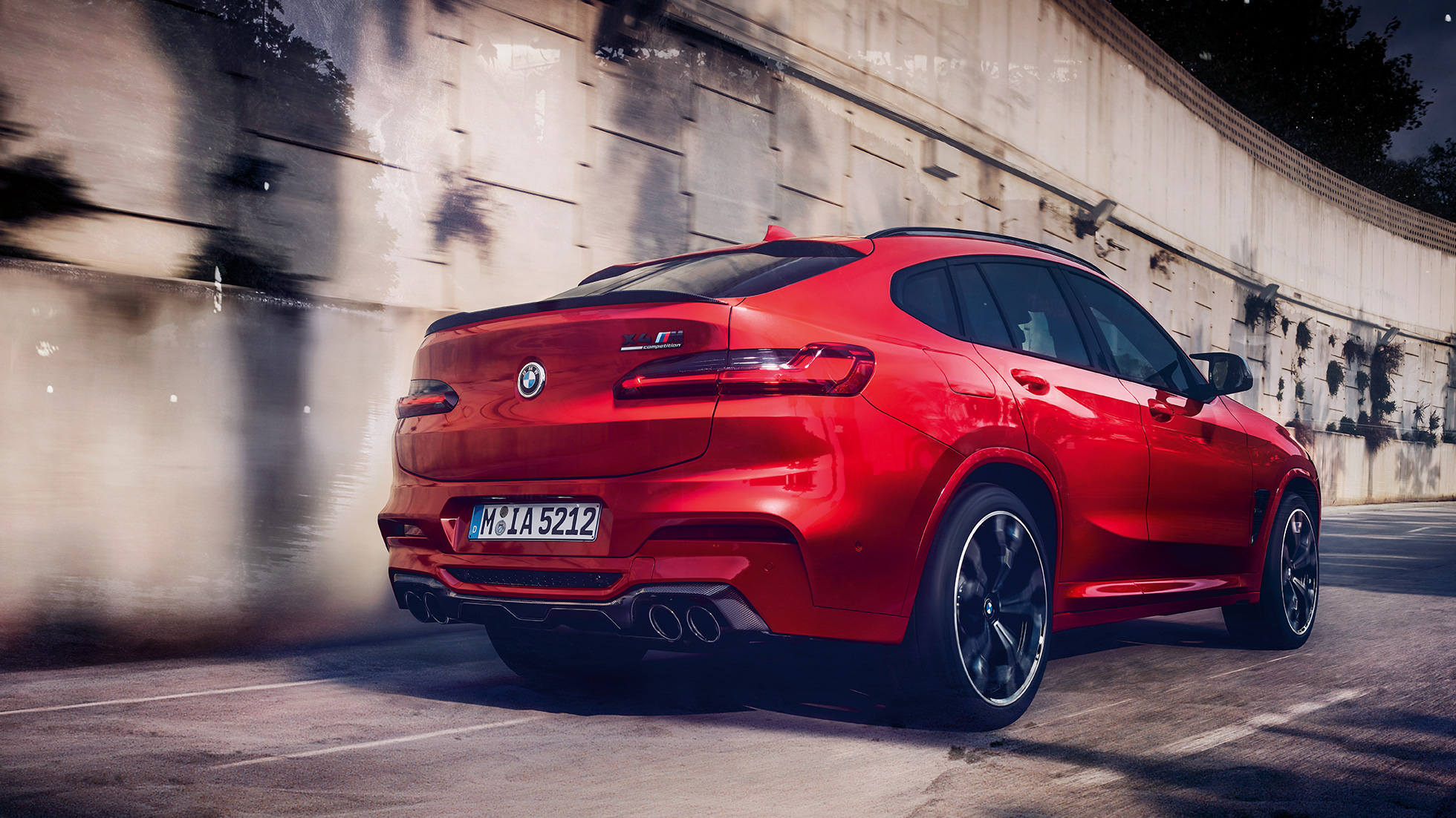 BMW X4 M Competition, карбонови корпуси на външните огледала. BMW X4 M Competition в цвят Toronto Red metallic, екстериор, M Карбон екстериорен пакет, карбонови корпуси на външните огледала.