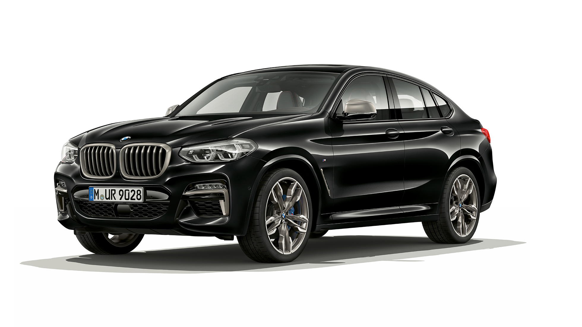 BMW X4 M40i и BMW X4 M40d, три четвърти изглед отпред. BMW X4 M40i и BMW X4 M40d в цвят Black Sapphire metallic, екстериор, три четвърти изглед отпред отдясно.