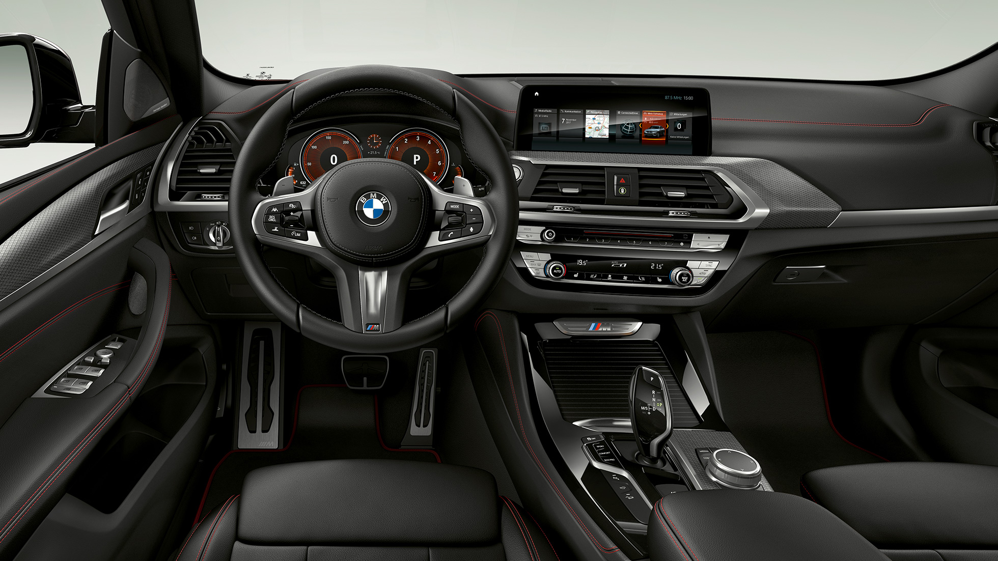 BMW X4 M40i and BMW X4 M40d, кокпит. BMW X4 M40i and BMW X4 M40d, интериор, кокпит с М кожен волан и М спортни седалки.