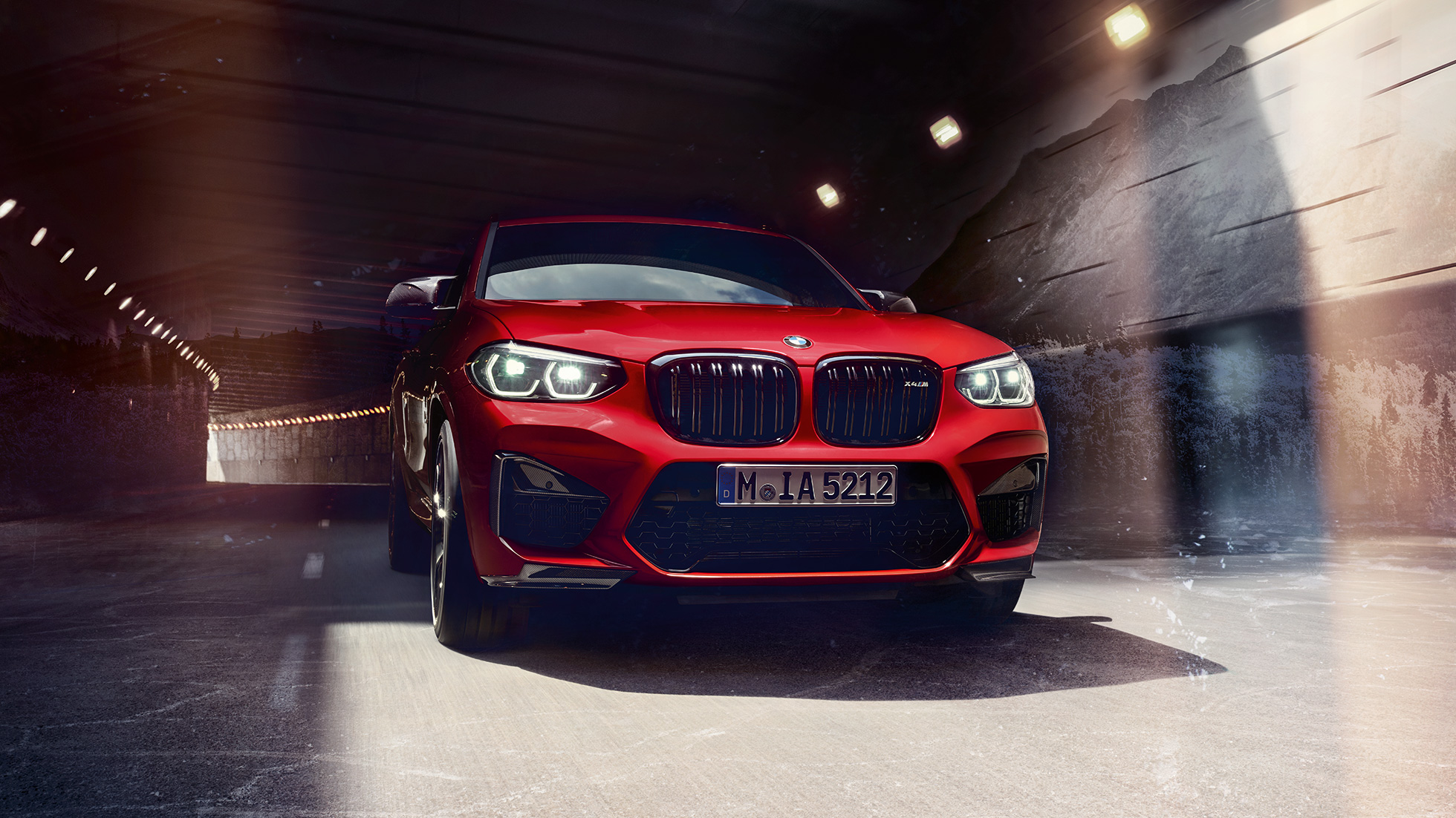 BMW X4 M Competition, три четвърти изглед отстрани. BMW X4 M Competition в цвят Toronto Red metallic, три четвърти изглед отстрани.