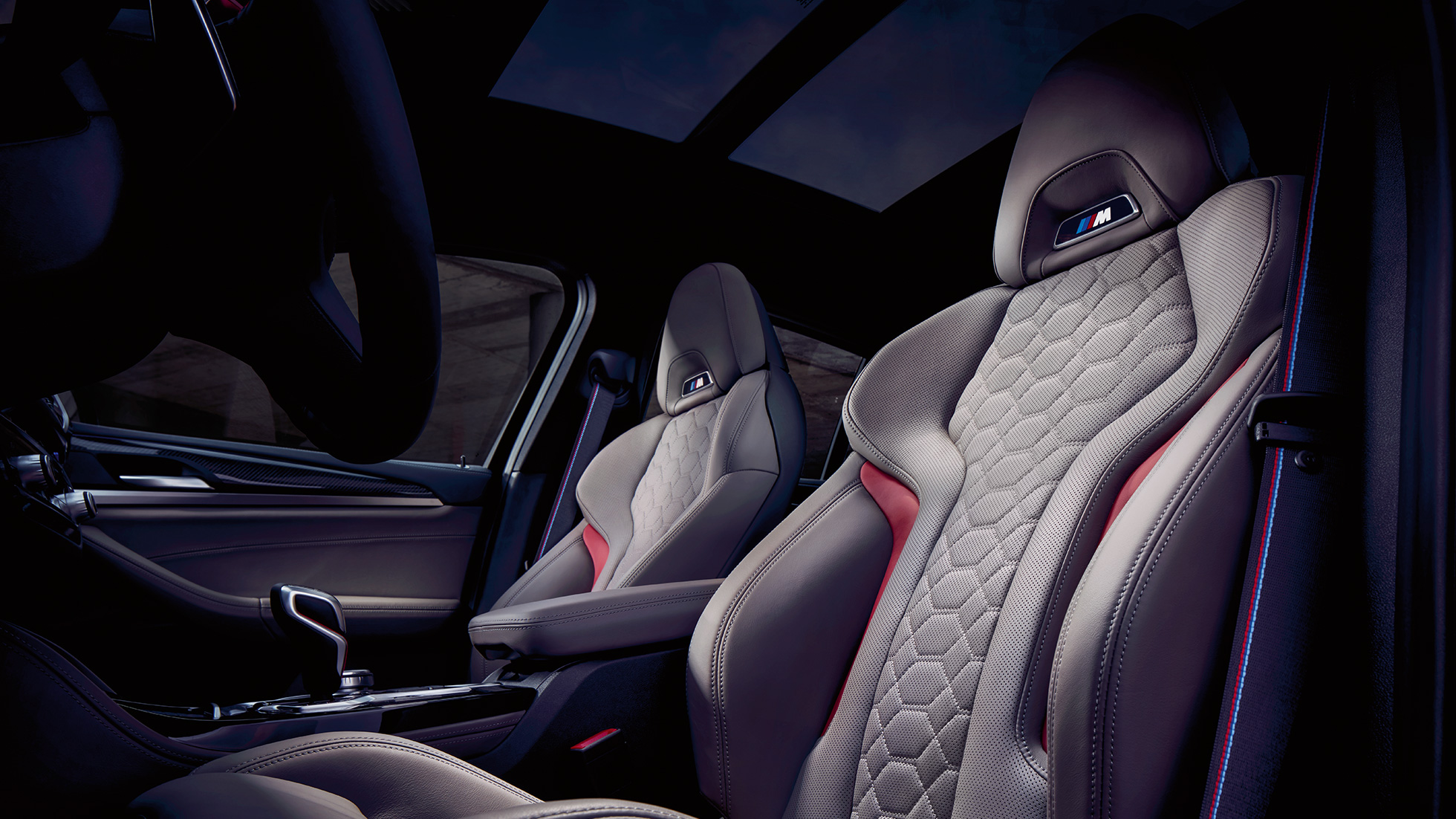 BMW X4 M Competition, интериор, М спортни седалки. BMW X4 M Competition, интериор, М спортни седалки с кожена тапицерия 'Merino' Adelaide Grey.