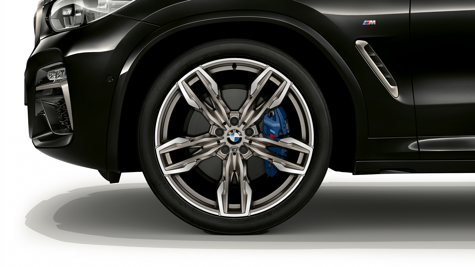 BMW X4 M40i и BMW X4 M40d, 21-инчови М алуминиеви джанти. BMW X4 M40i и BMW X4 M40d в цвят Black Sapphire metallic, екстериор, изглед отстрани с 21-инчови М алуминиеви джанти с двойни спици.