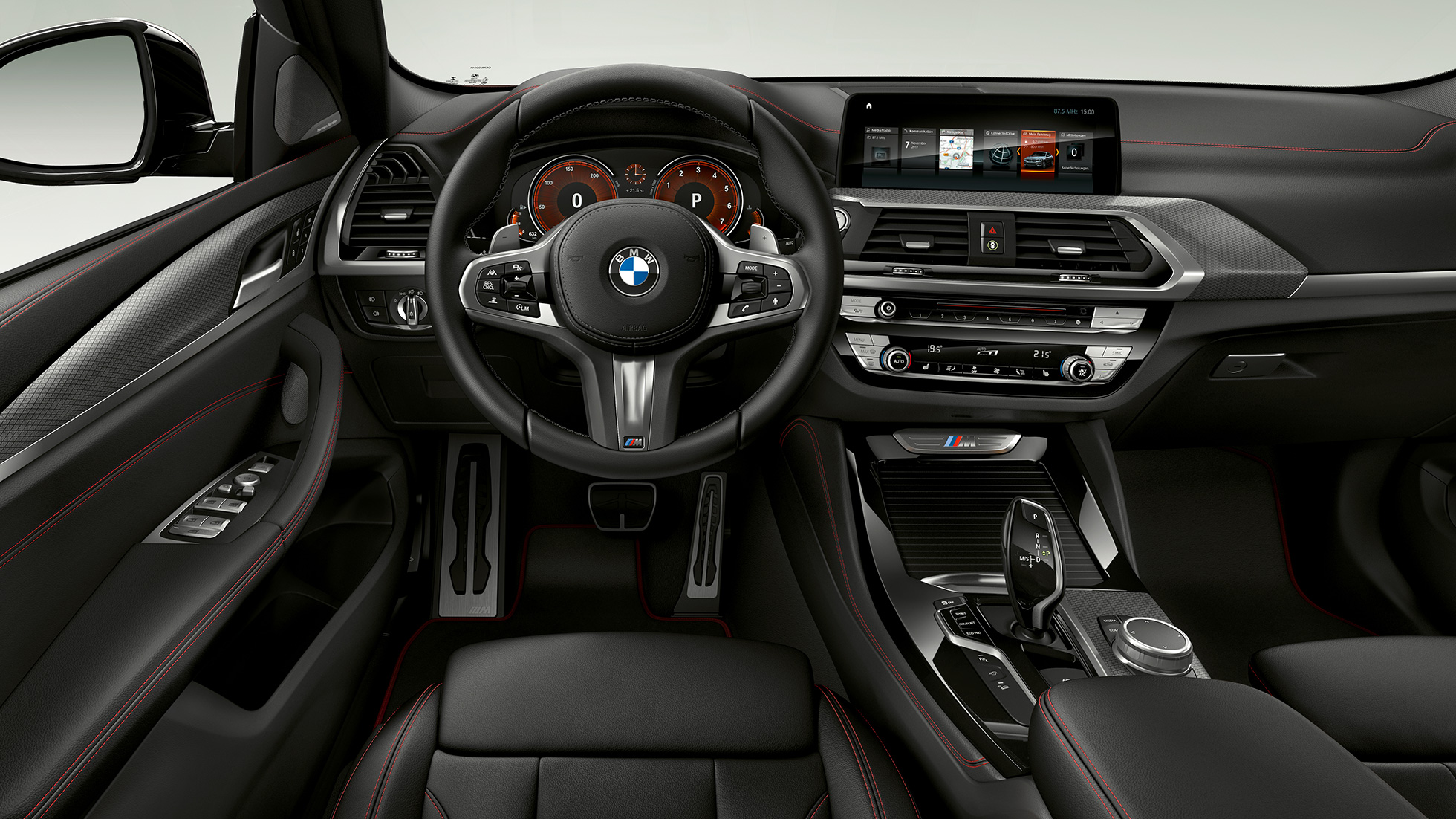 BMW X4 M40i и BMW X4 M40d, кокпит. BMW X4 M40i и BMW X4 M40d, интериор, кокпит със спортни седалки и М кожен волан.