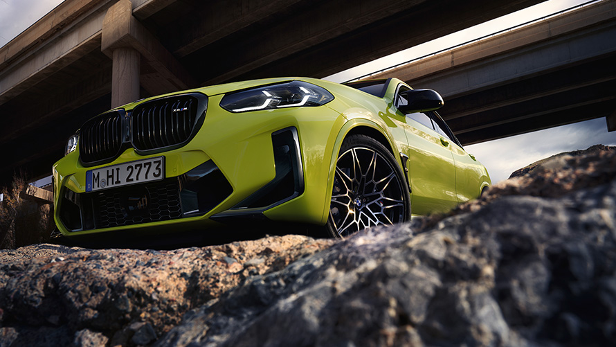 BMW X4 M Competition F98 LCI 2021 три четвърти изглед отпред BMW X4 M Competition F98 LCI Facelift 2021 Sao Paulo Yellow три четвърти изглед отпред, снимка отдолу под мостове