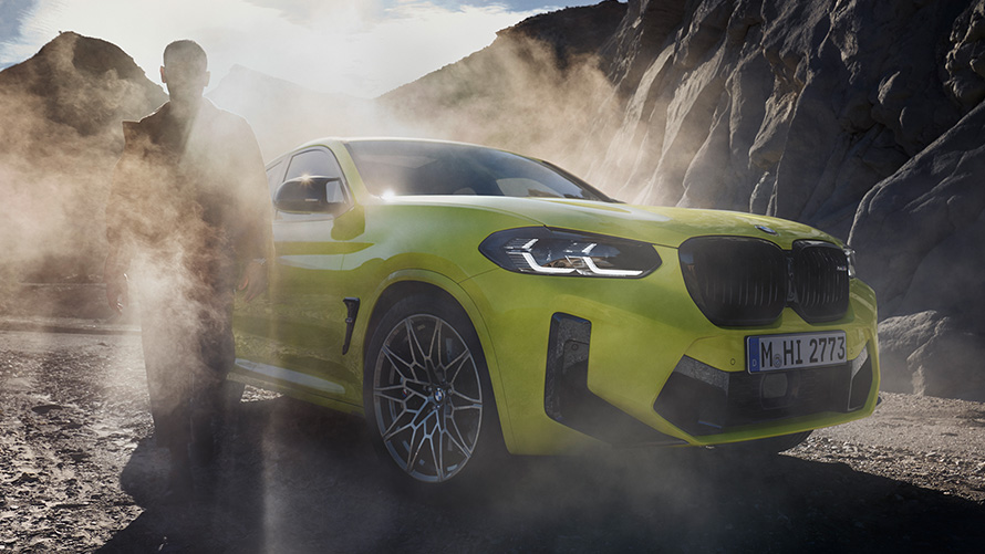 BMW X4 M Competition F98 LCI 2021 три четвърти изглед отпред BMW X4 M Competition F98 LCI Facelift 2021 Sao Paulo Yellow три четвърти изглед отпред с мъж в мъгла