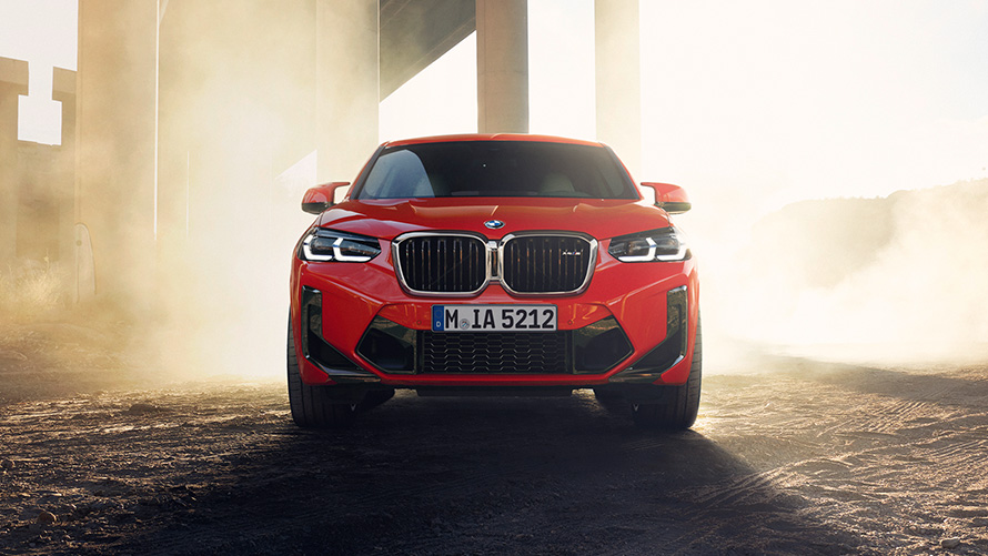 BMW X4 M F98 LCI Facelift 2021 Toronto Red metallic изглед отпред под колони на мост