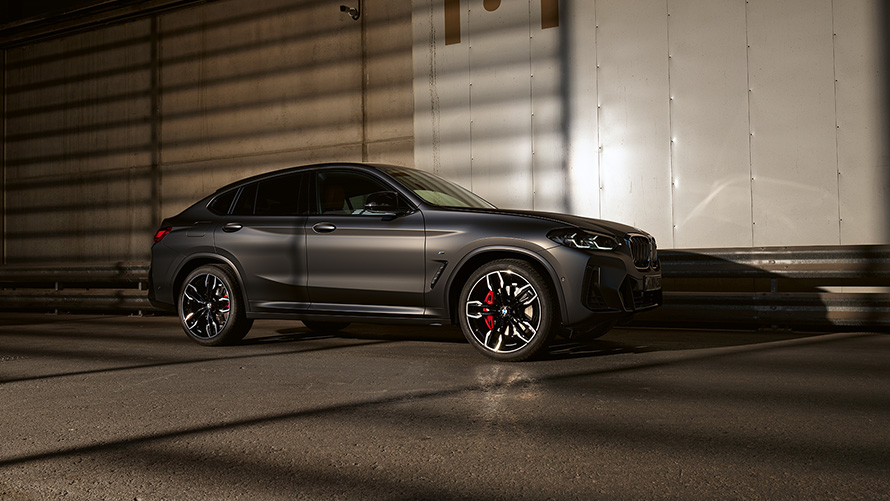 BMW X4 M40i G02 LCI 2021 Facelift изглед отстрани пред блестяща стена
