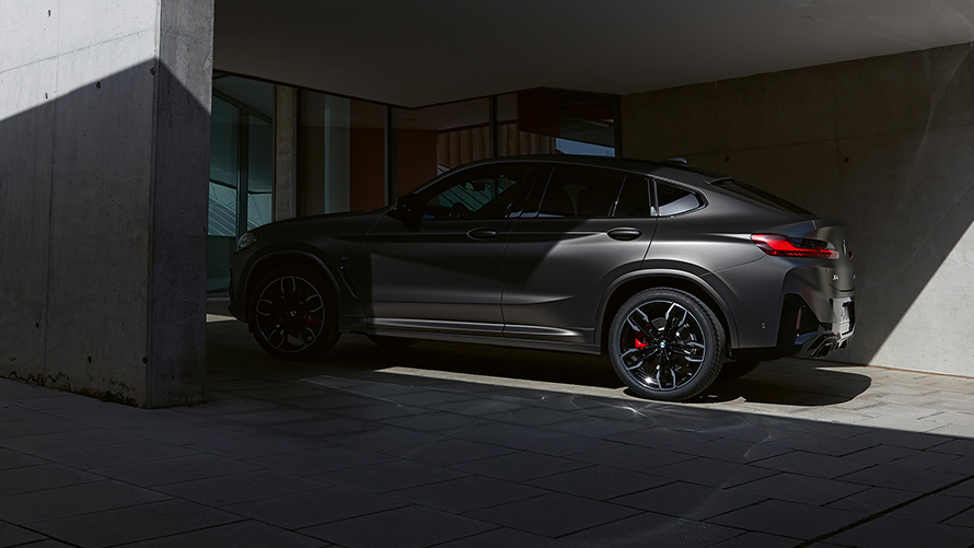 BMW X4 M40i G02 LCI 2021 Facelift изглед отстрани, наполовина в сянка пред входа на къща