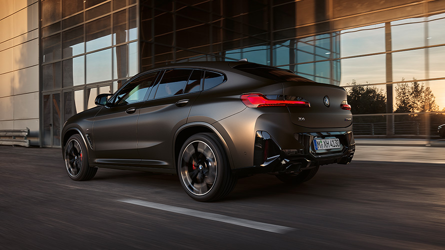 BMW X4 M40i G02 LCI 2021 Facelift три четвърти изглед отзад пред стъклена фасада