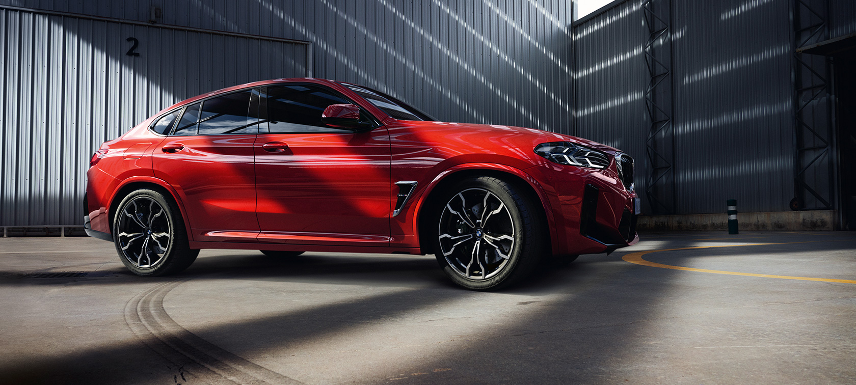 Три четвърти изглед отпред BMW Х4 М F98 LCI 2021 BMW X4 M F98 LCI Facelift 2021 Toronto Red metallic три четвърти изглед отпред във фабрично хале