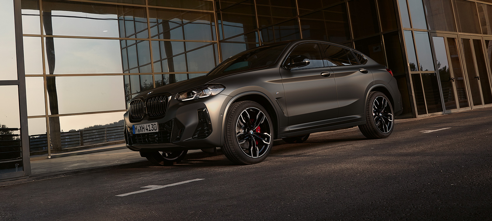 Три четвърти изглед отпред BMW X4 M40i G02 LCI 2021 Facelift BMW X4 M40i G02 LCI 2021 Facelift три четвърти изглед отпред пред стъклена фасада