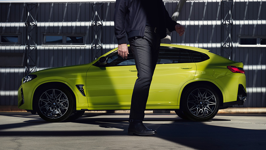 Изглед отстрани с модел BMW Х4 М Competition F98 LCI Facelift 2021 BMW X4 M Competition F98 LCI Facelift 2021 BMW Individual Sao Paulo Yellow metallic изглед отстрани с модел