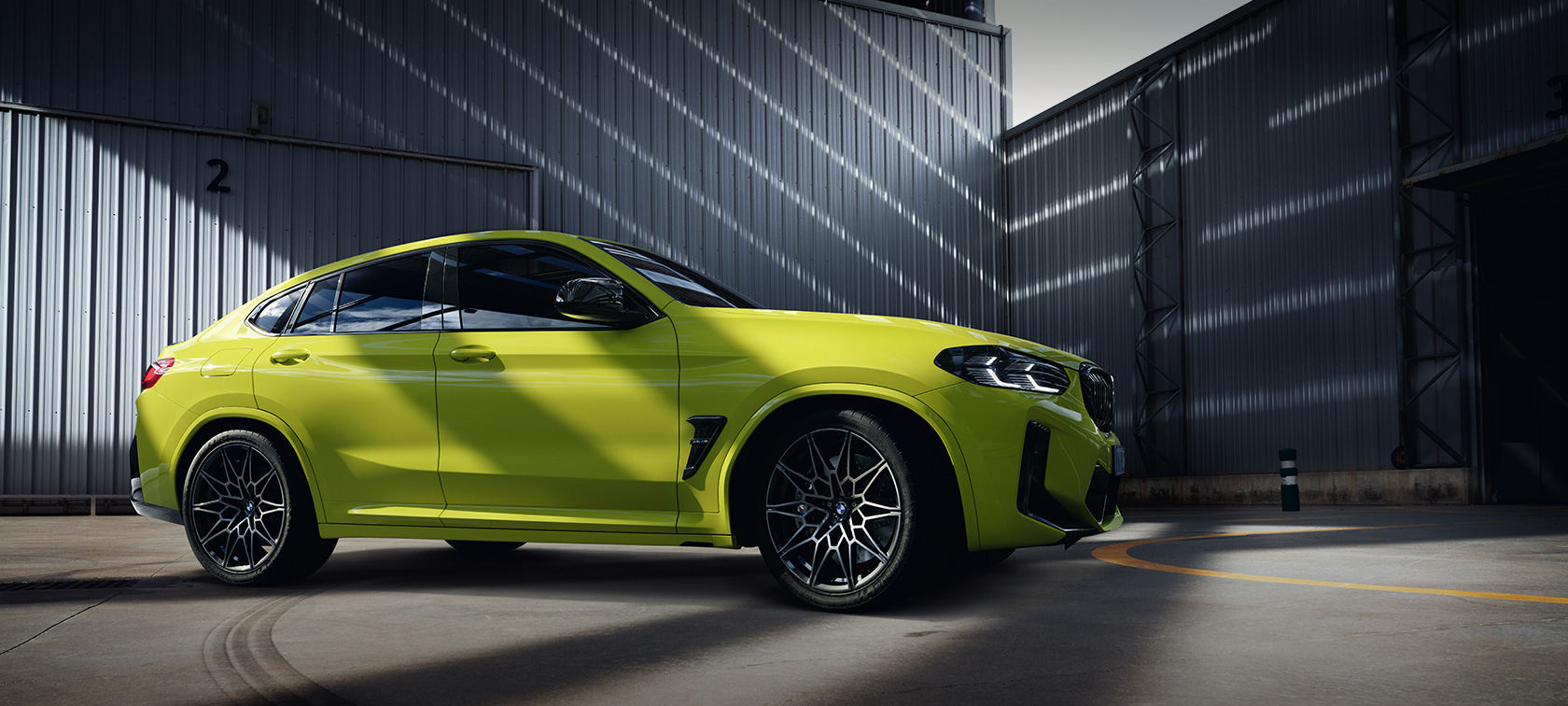 BMW X4 M Competition F98 LCI Facelift 2021 Sao Paulo Yellow изглед отстрани в зала