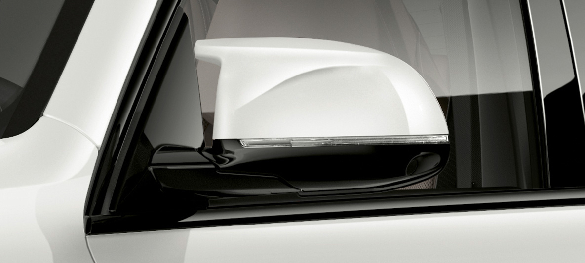 Корпуси на външните огледала BMW X5 M Корпуси на външните огледала BMW X5 M Mineral white F95, снимка отблизо