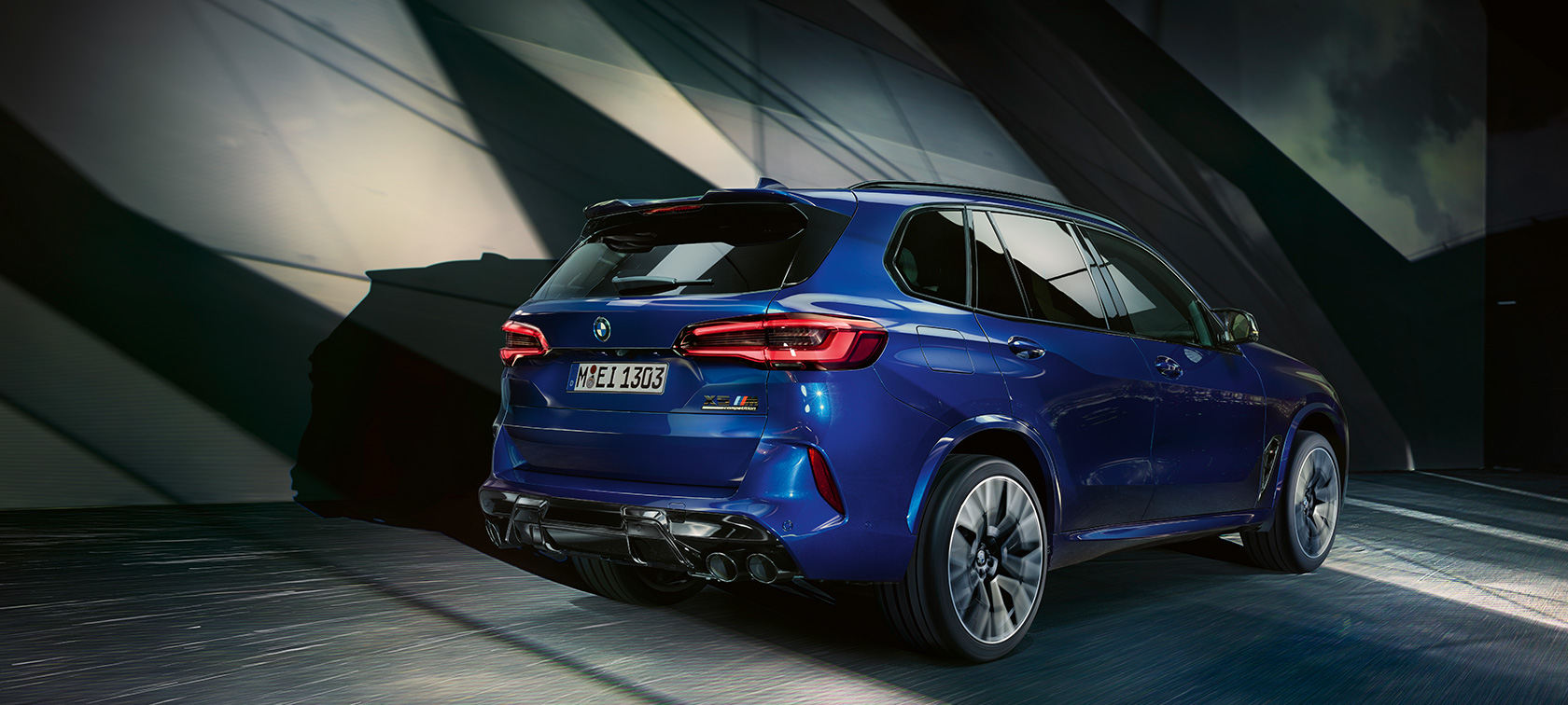 BMW X5 M Competition, три четвърти изглед отзад BMW X5 M Competition F95 2020 Marina Bay blue metallic, три четвърти изглед отзад