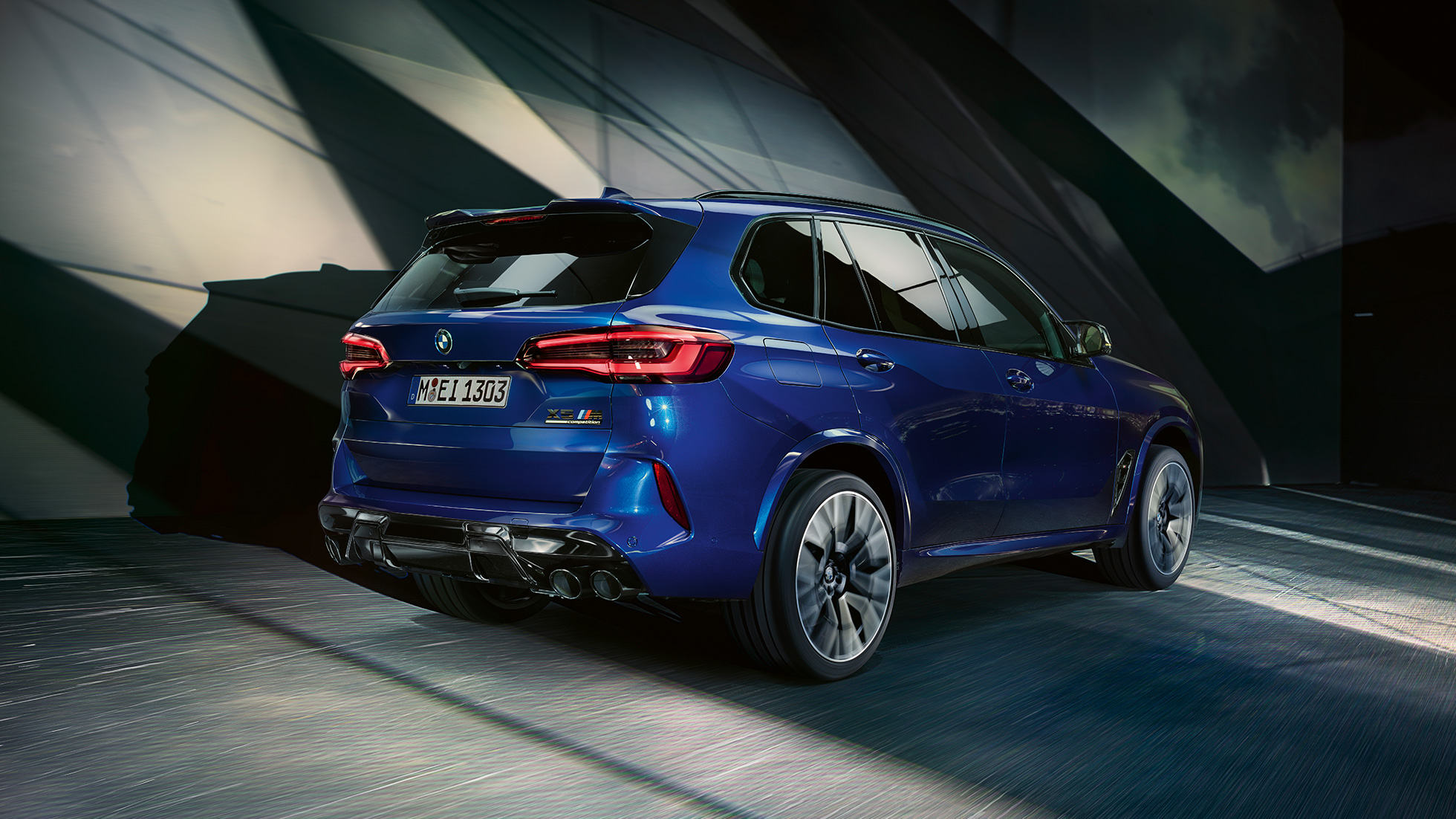 BMW X5 M Competition с M xDrive BMW X5 M Competition с M xDrive F95 2020 Marina Bay Blue metallic три четвърти изглед отзад