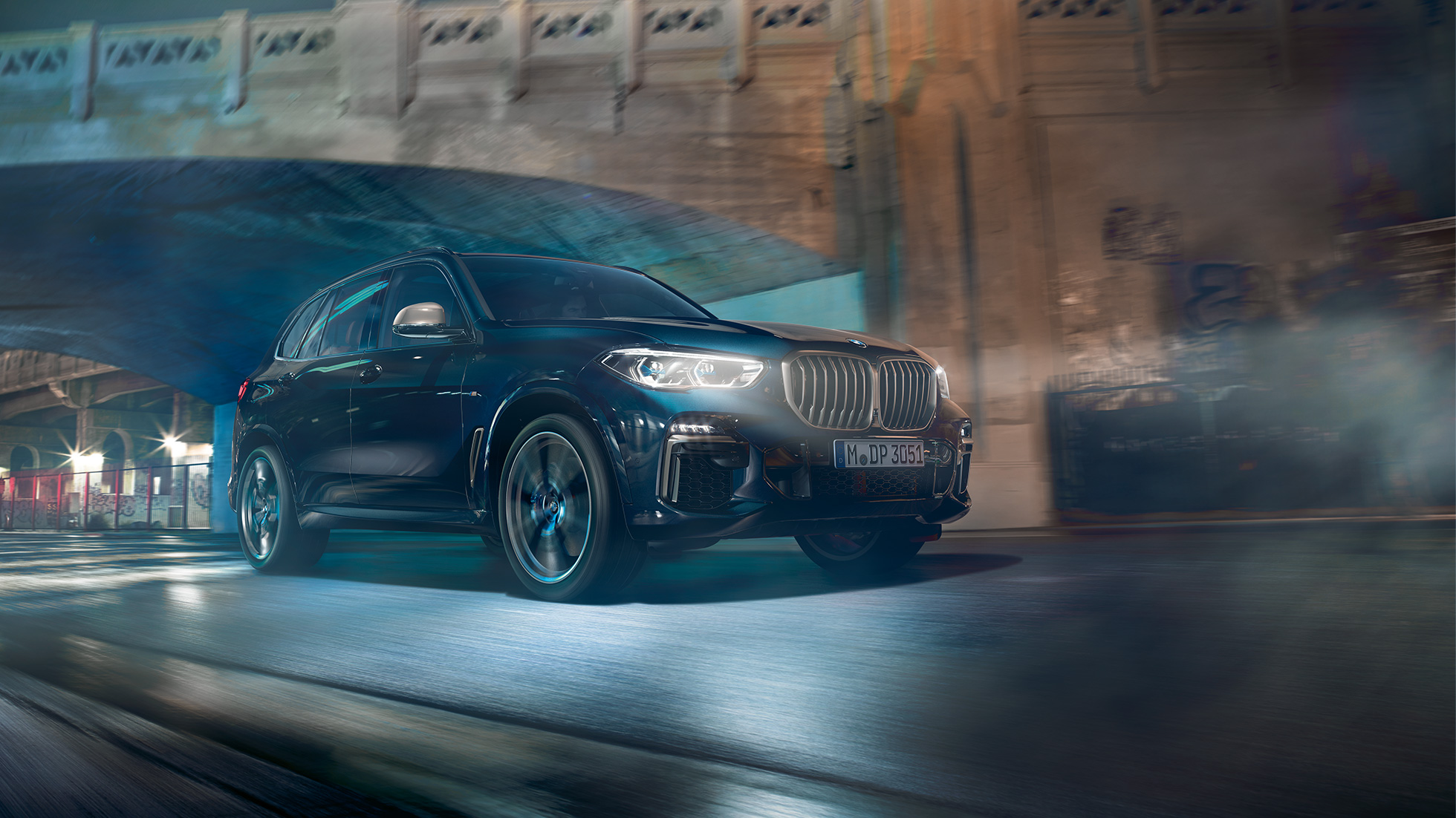 BMW X5 M50i с M TwinPower Turbo 8-цилиндров бензинов двигател BMW X5 M50i с M TwinPower Turbo 8-цилиндров бензинов двигател G05 Carbon black metallic, три четвърти изглед отстрани