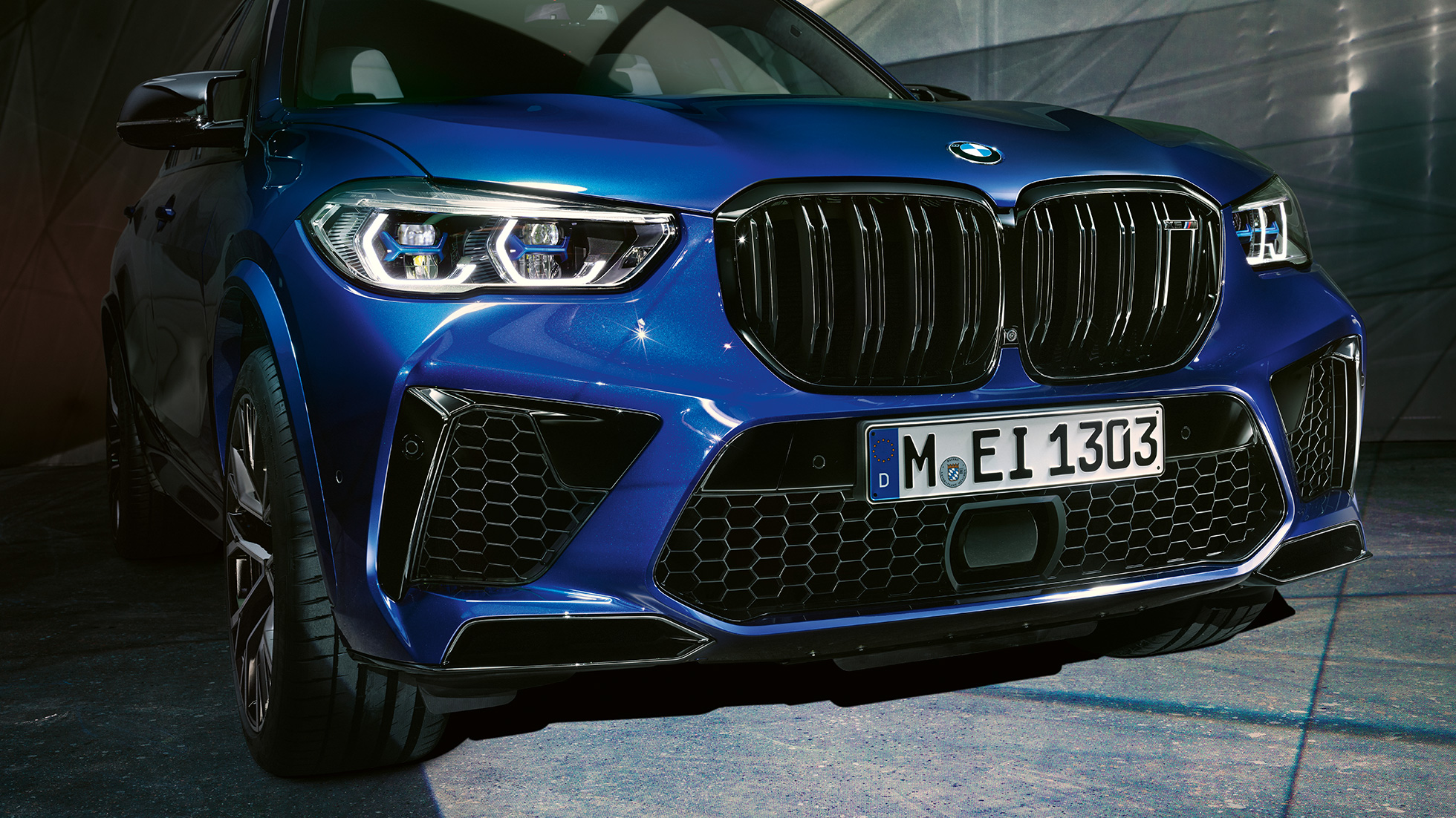 М двойна бъбрековидна радиаторна решетка BMW X5 M Competition М двойна бъбрековидна радиаторна решетка BMW X5 M Competition F95 Marina Bay Blue metallic, снимка отблизо отпред