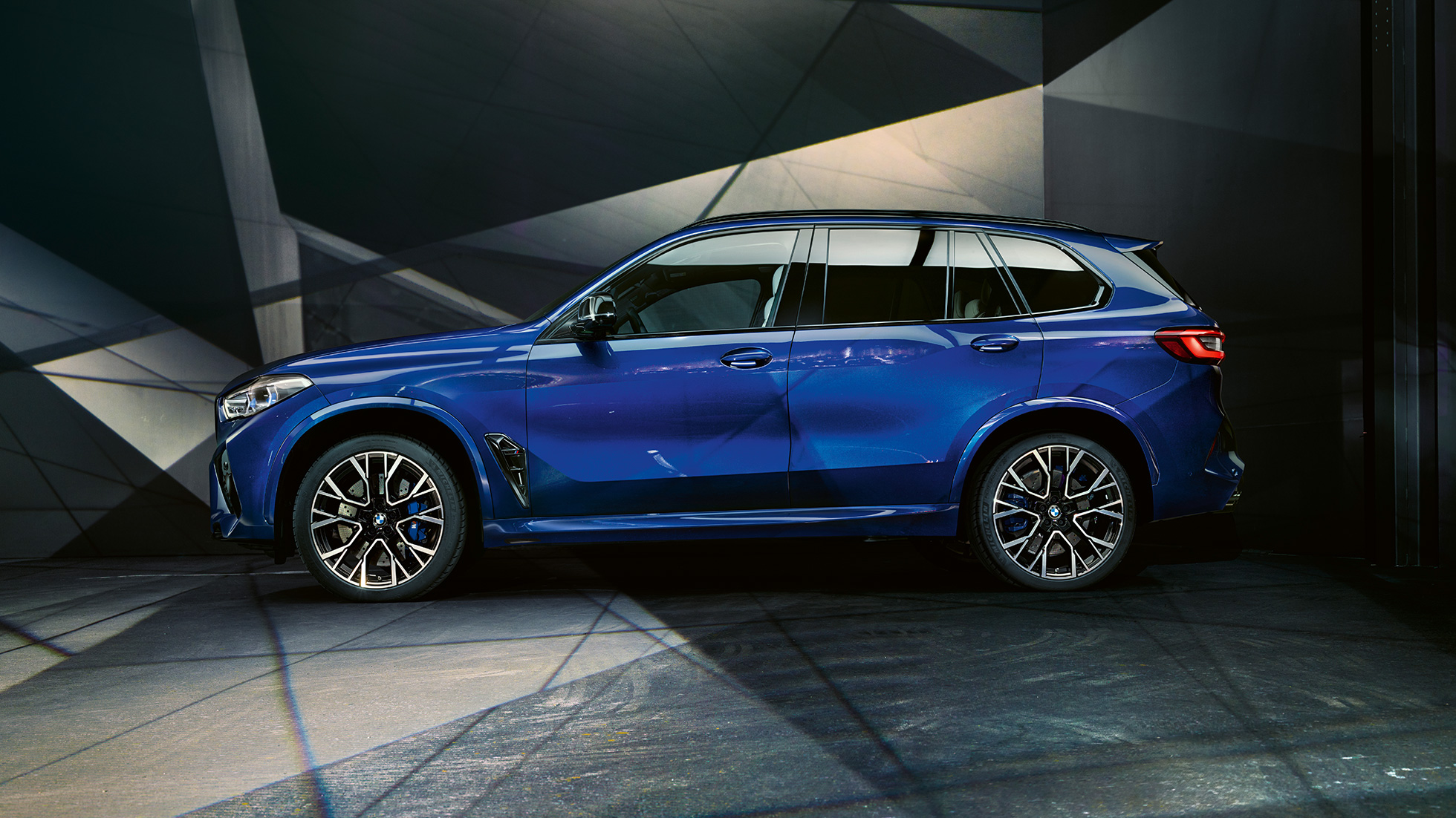 BMW X5 M Competition, изглед отстрани BMW X5 M Competition с M алуминиеви джанти F95 Marina Bay Blue metallic, изглед отстрани