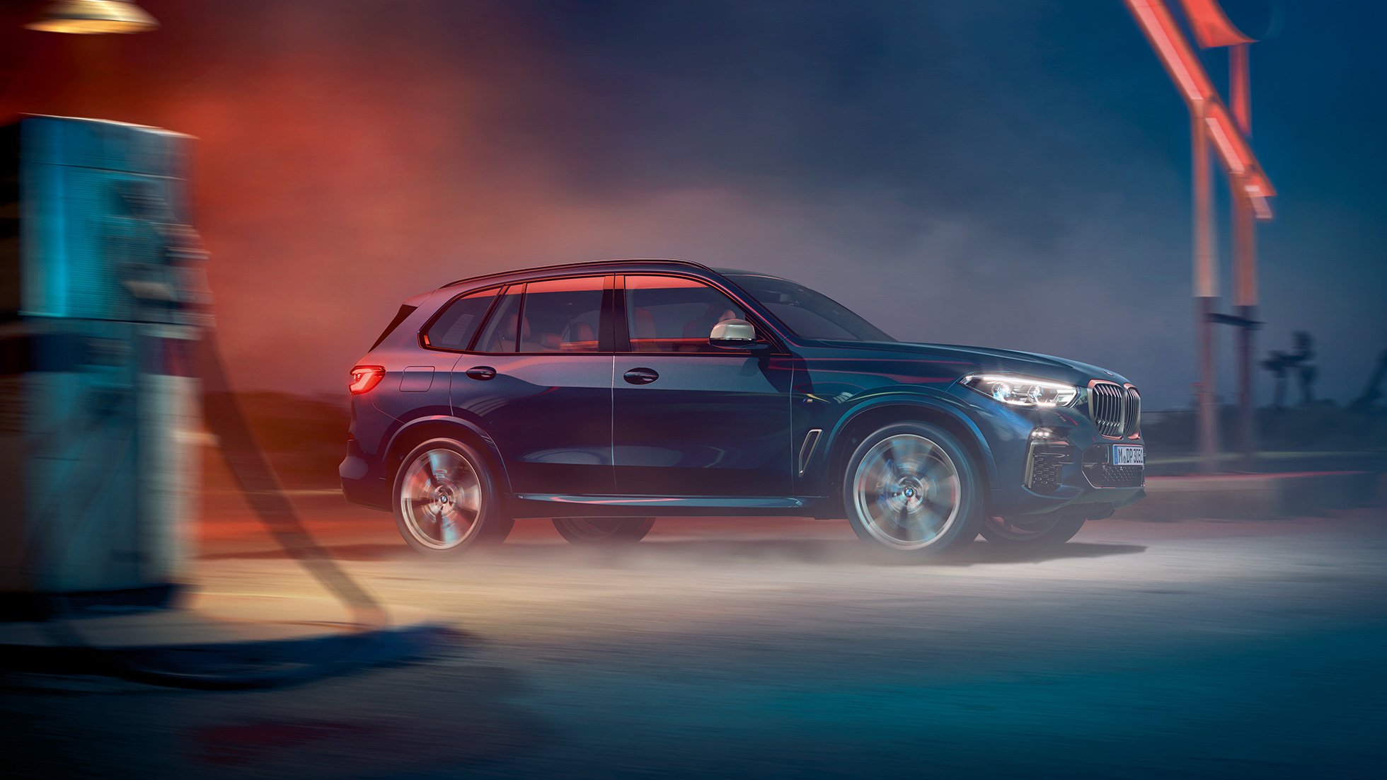BMW X5 M50i и M50d, изглед отстрани BMW X5 M50i и M50d G05 с M алуминиеви джанти Carbon black metallic, изглед отстрани