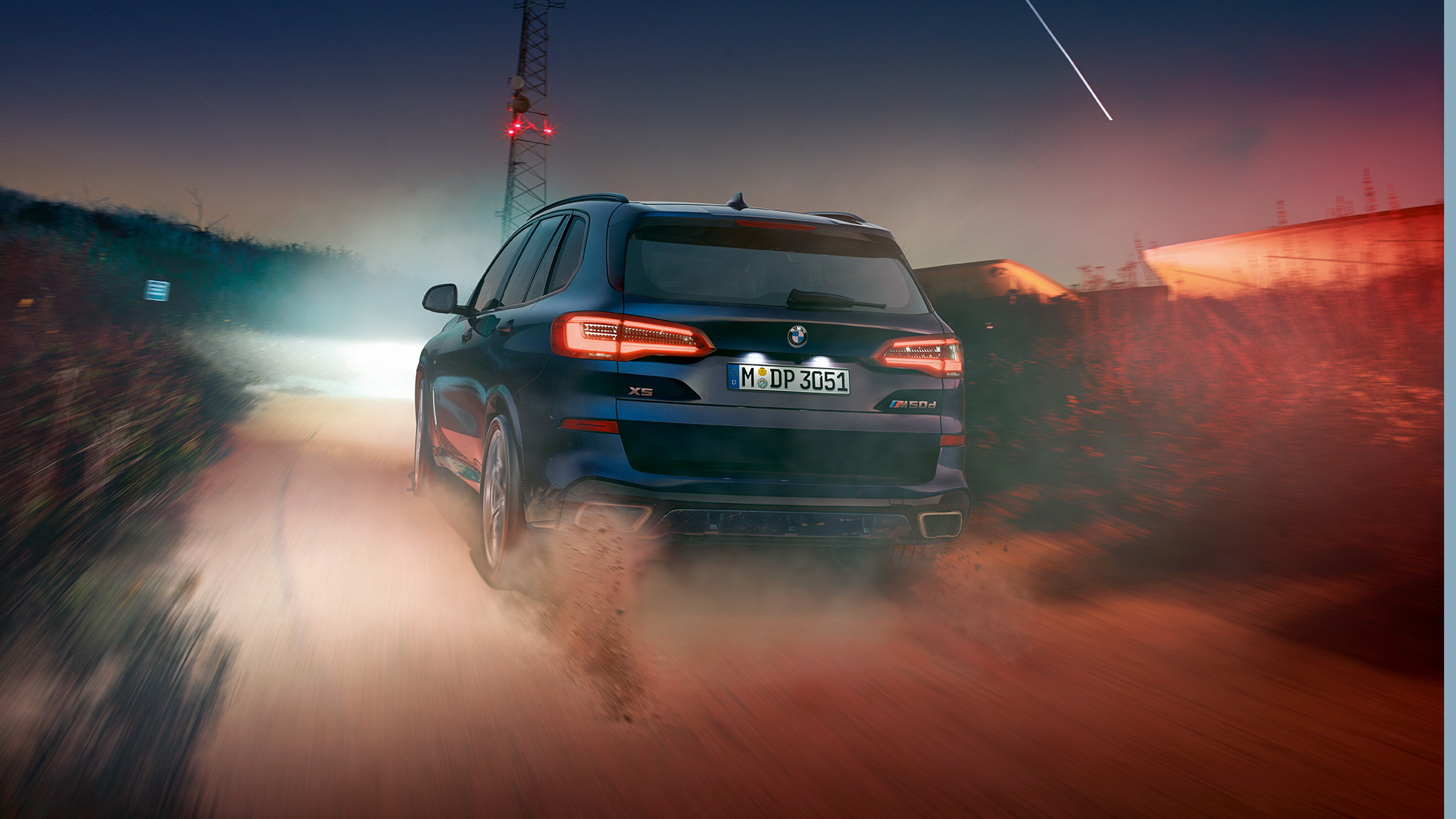 BMW X5 M50d, изглед отзад BMW X5 M50d с M спойлер на покрива G05 Carbon black metallic, изглед отзад