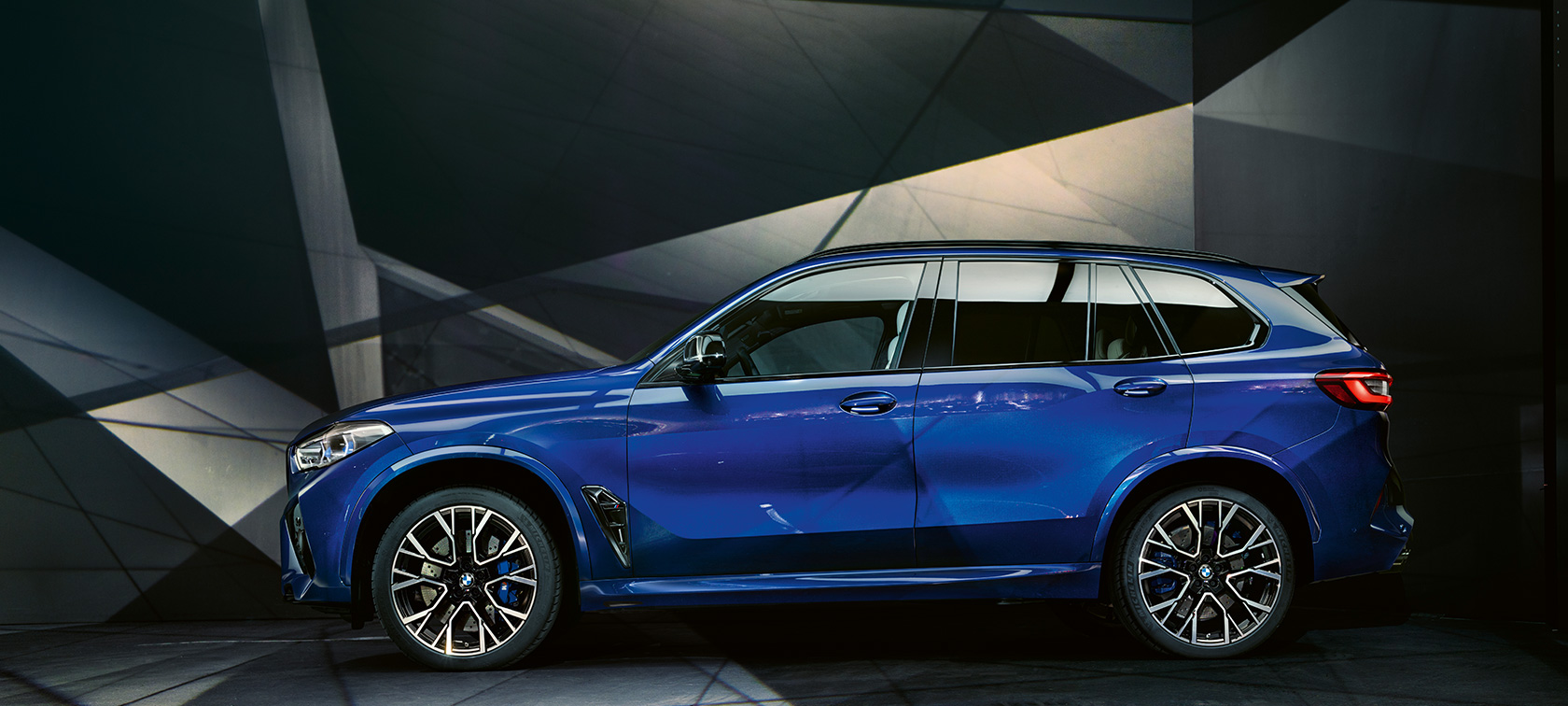 BMW X5 M Competition, изглед отстрани BMW X5 M Competition Marina Bay Blue metallic F95, изглед отстрани