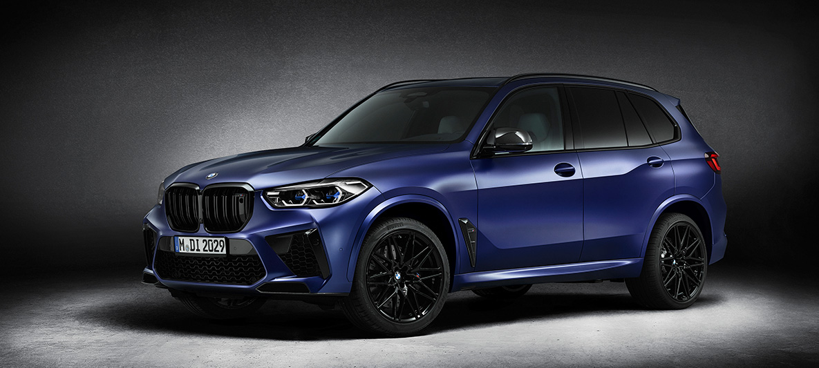 BMW X5 M First Edition F95 2020 BMW Individual Специално лаково покритие Frozen Marina Bay Син металик мат изглед три четвърти отпред. BMW X5 M First Edition F95 2020 BMW Individual Специално лаково покритие Frozen Marina Bay Син металик мат изглед три четвърти отпред.