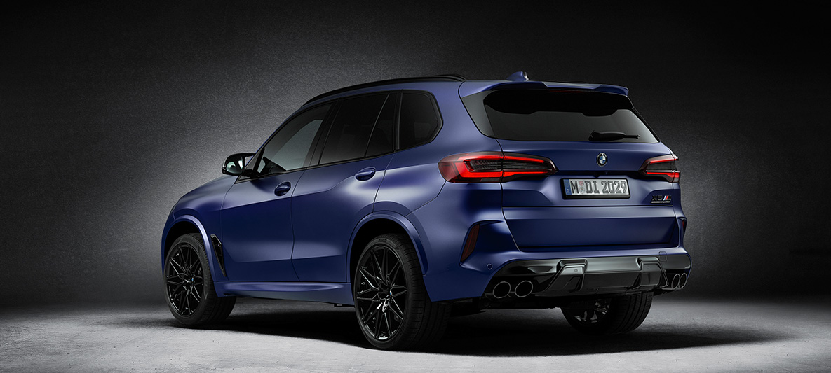 BMW X5 M First Edition F95 2020 BMW Individual Специално лаково покритие Frozen Marina Bay Син металик мат изглед три четвърти отзад. BMW X5 M First Edition F95 2020 BMW Individual Специално лаково покритие Frozen Marina Bay Син металик мат изглед три четвърти отзад.