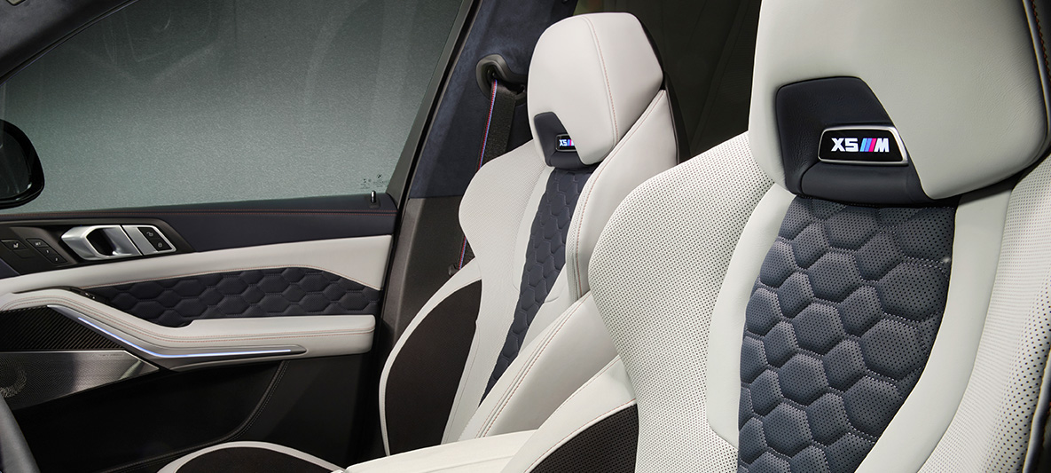 BMW X5 M First Edition F95 2020 интериор многофункционални седалки изцяло кожен салон 'Merino'/ комбинация с алкантара Silverstone / Night Blue BMW X5 M First Edition F95 2020 интериор многофункционални седалки изцяло кожен салон 'Merino'/ комбинация с алкантара Silverstone / Night Blue