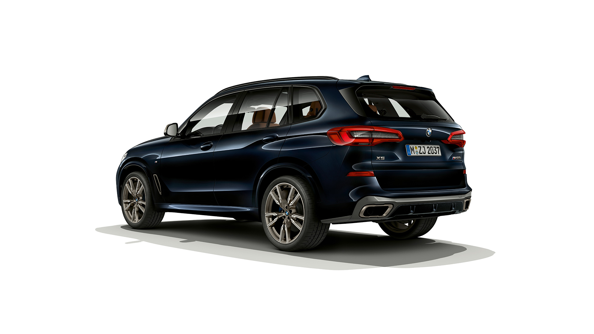 BMW X5 M50i изглед отзад BMW X5 M50i с M спойлер на покрива G05 Carbon black metallic, изглед отзад