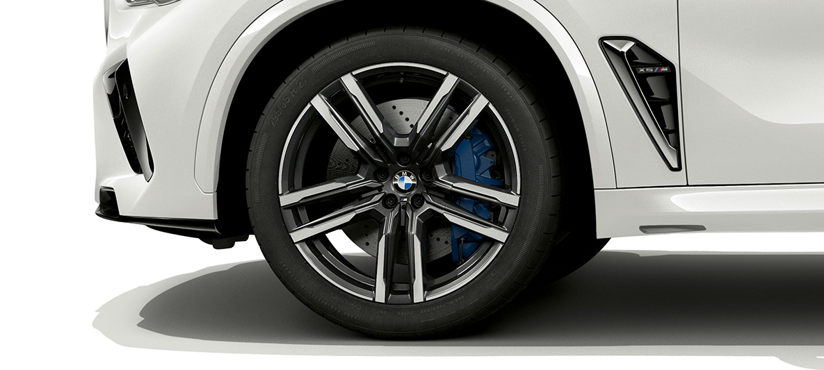 21-инчови M алуминиеви джанти Bicolor Orbit Grey BMW X5 M F95 21-инчови M алуминиеви джанти Bicolor Orbit Grey BMW X5 M Mineral White F95 2020 SUV снимка отблизо