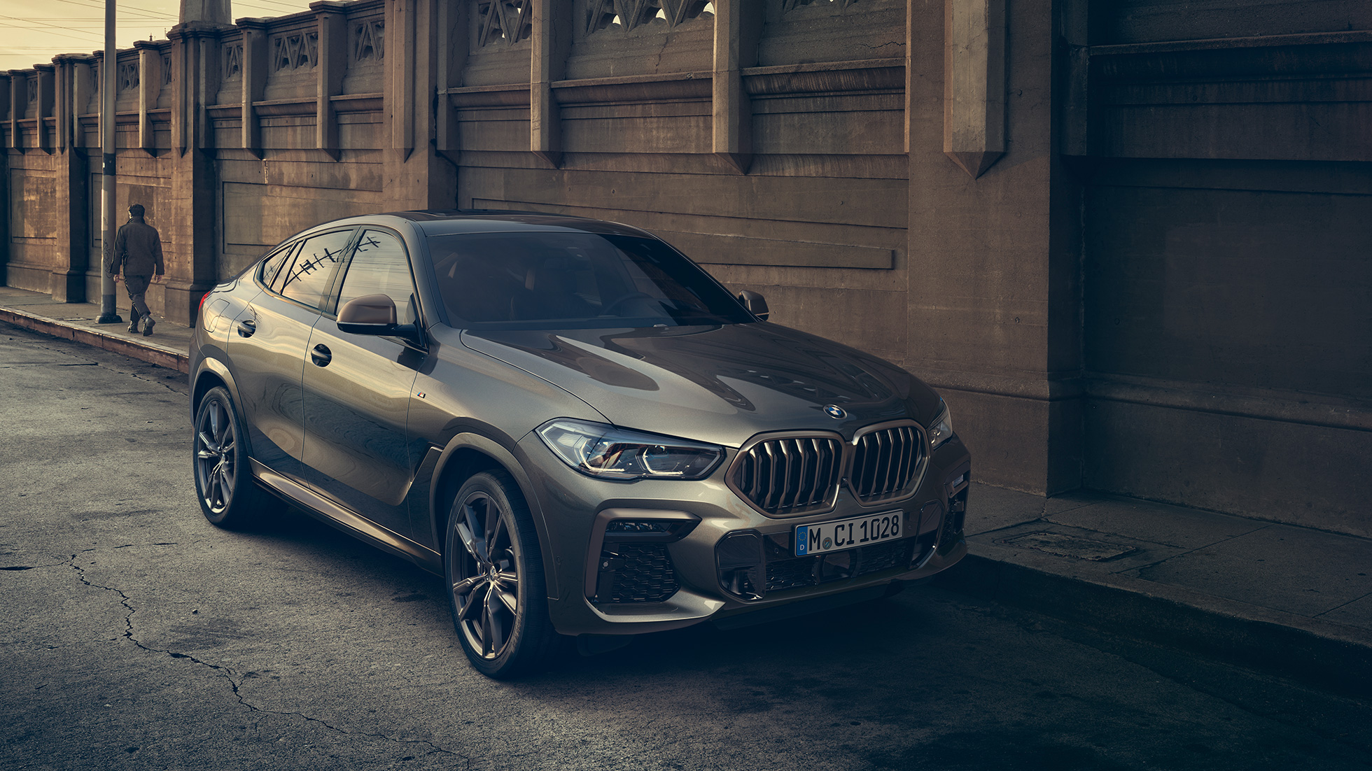BMW X5 M50i с M TwinPower Turbo 8-цилиндров бензинов двигател BMW X6 M50i с M TwinPower Turbo 8-цилиндров бензинов двигател G06 Manhattan metallic, три четвърти изглед отстрани