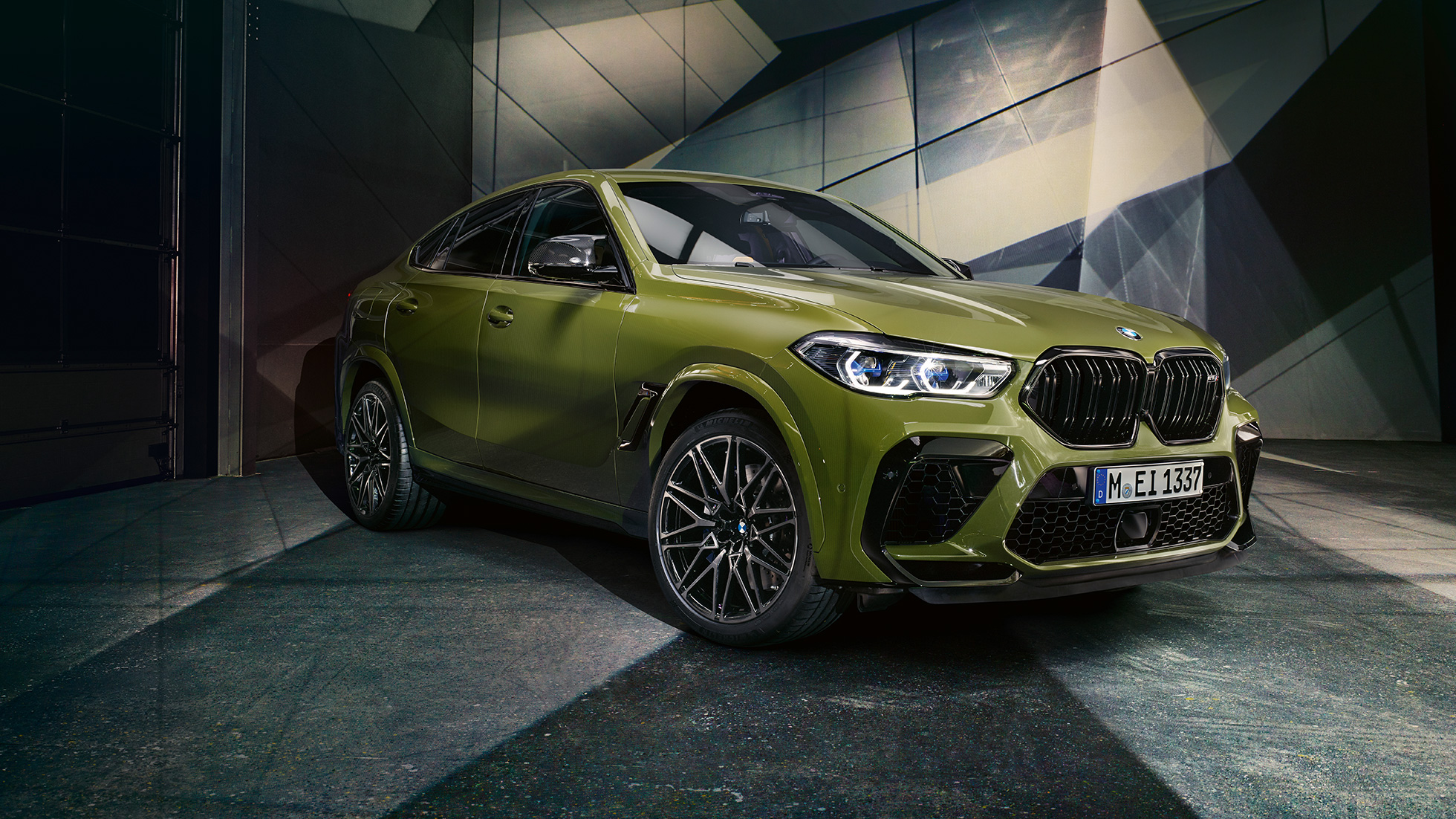 М двойна бъбрековидна радиаторна решетка BMW X6 M Competition М двойна бъбрековидна радиаторна решетка BMW X6 M Competition F96 BMW Individual специално лаково покритие Urban Green SUV, снимка отблизо отпред