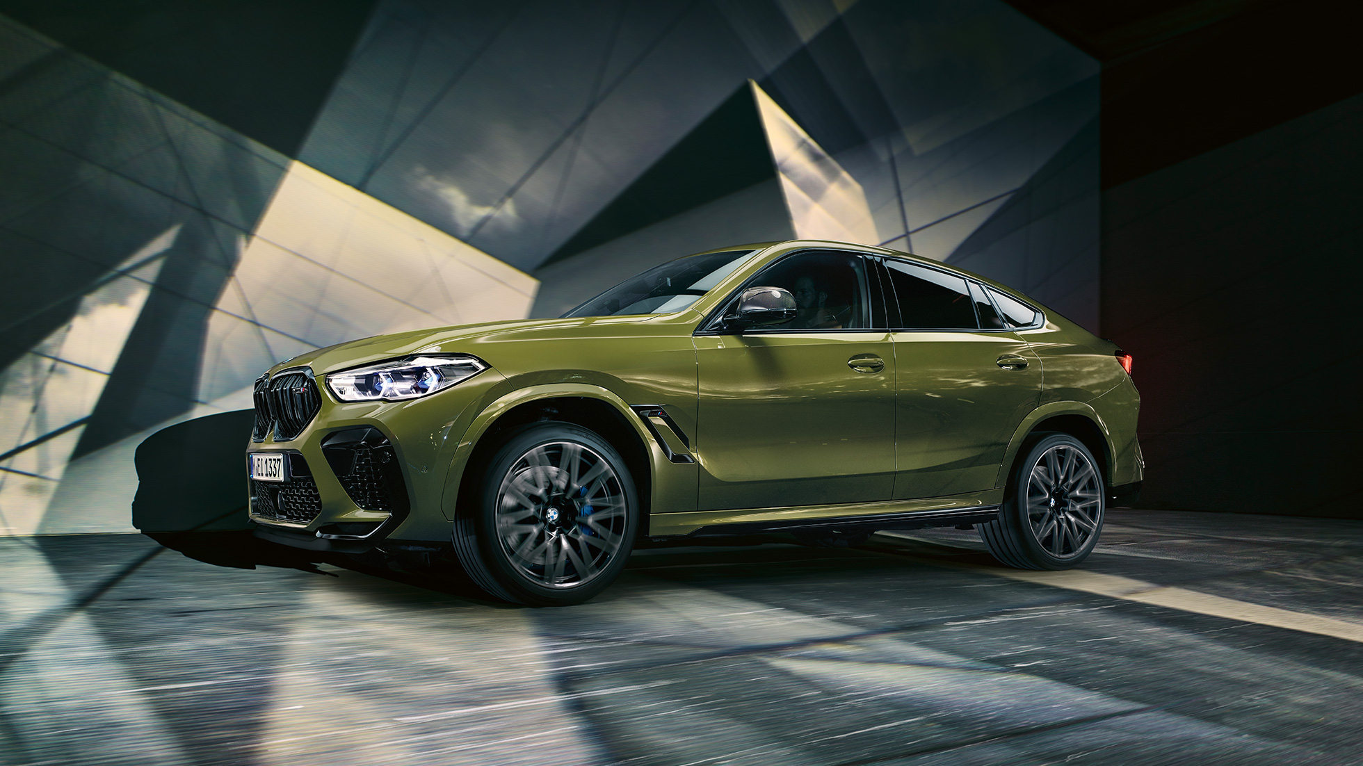 BMW X6 M Competition, изглед отстрани BMW X6 M Competition с M алуминиеви джанти F96 BMW Individual специално лаково покритие Urban Green SUV, изглед отстрани