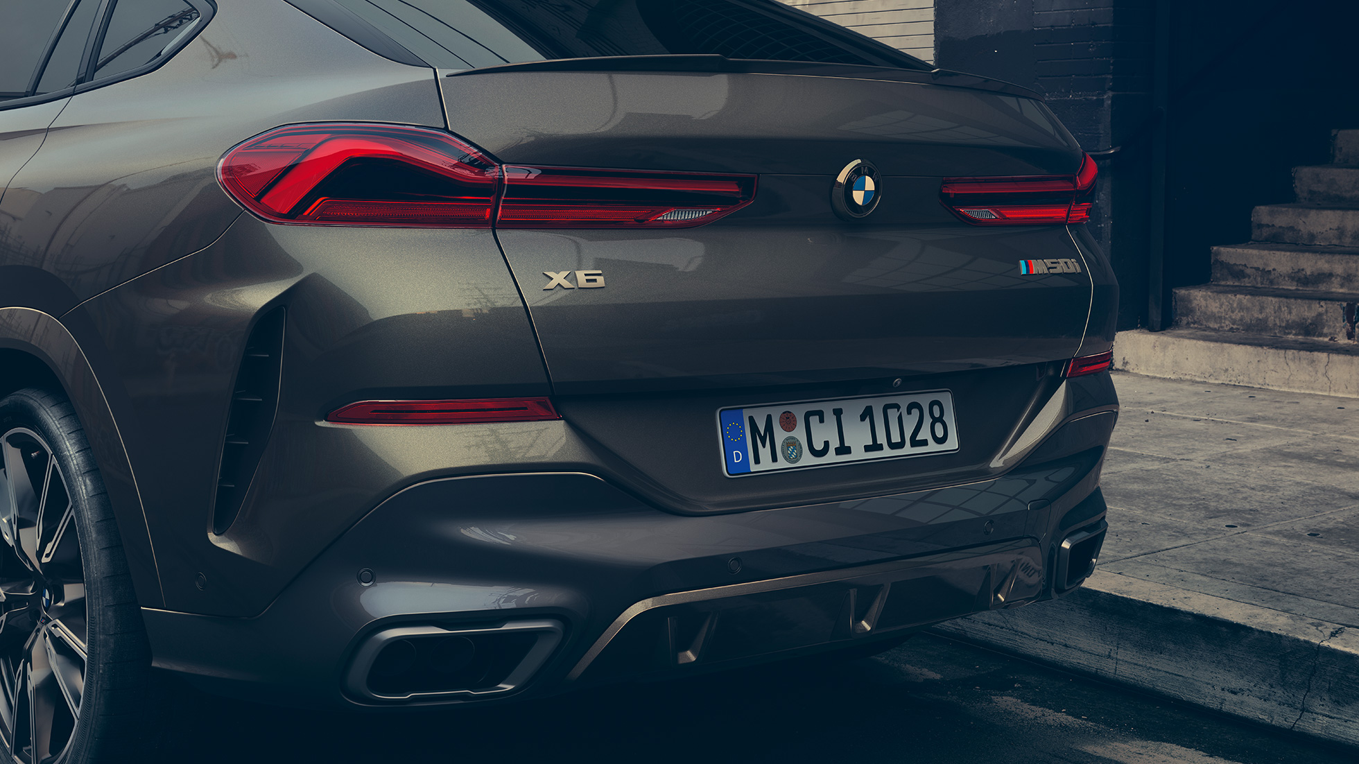 BMW X6 M50i задна част Снимка отблизо на задната част на BMW X6 M50i