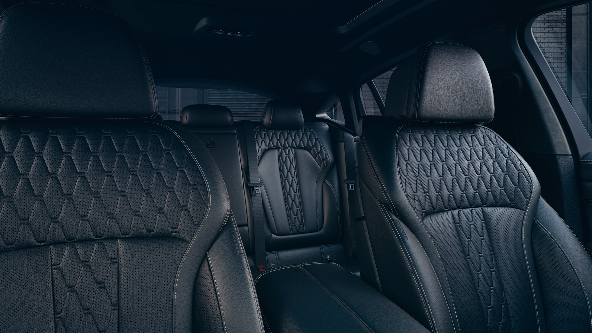 Спортните седалки на BMW X6 M50i M50d Интериор с фокус върху спортните седалки на BMW X6 M50i M50d