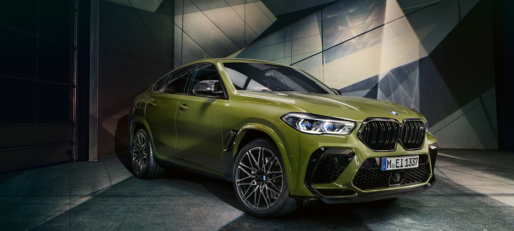 BMW X6 M Competition, изглед отстрани BMW X6 M Competition BMW Individual специално лаково покритие Urban Green F96 2020, изглед отстрани