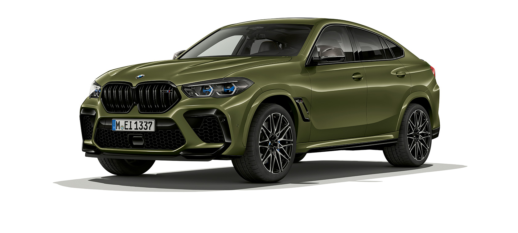 BMW X6 M Competition три четвърти изглед отстрани F96 BMW X6 M Competition F96 2020 SUV BMW Individual специално лаково покритие Urban Green три четвърти изглед отпред