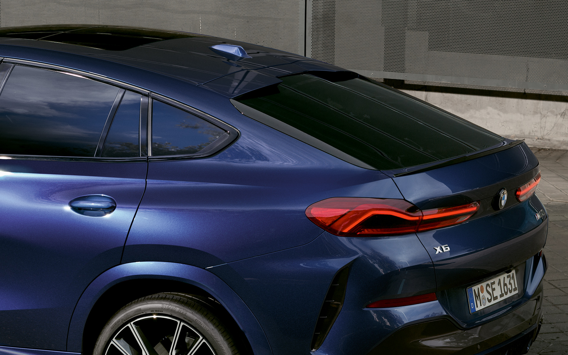 BMW X6 M60i xDrive G06 MP задна част BMW X6 M60i xDrive G06 MP задна част снимка отблизо