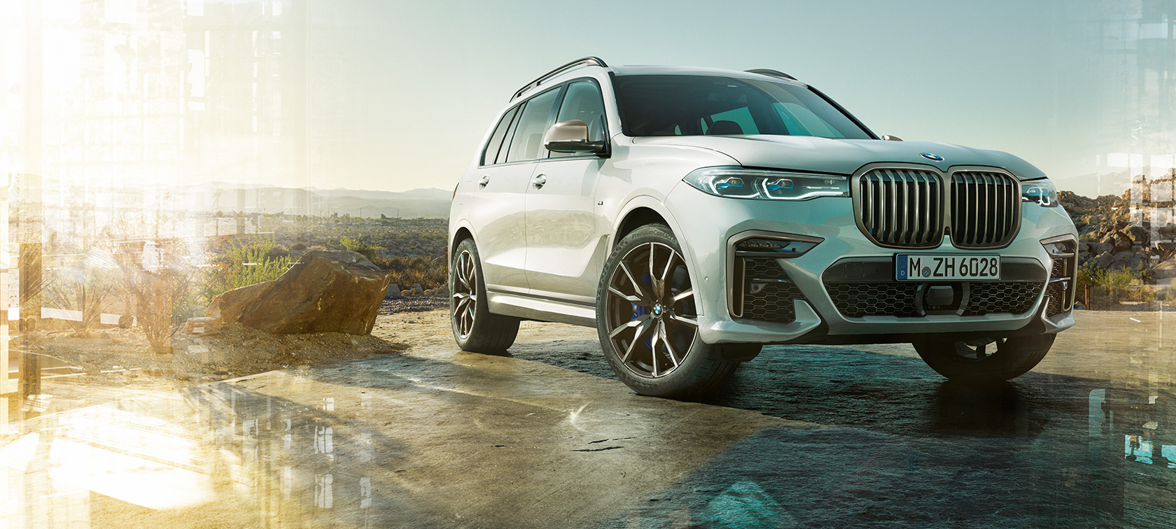 BMW X7 M Автомобил, три четвърти изглед отпред отляво BMW X7 M Автомобил в цвят Mineral White, G07, в покой, три четвърти изглед отпред отляво