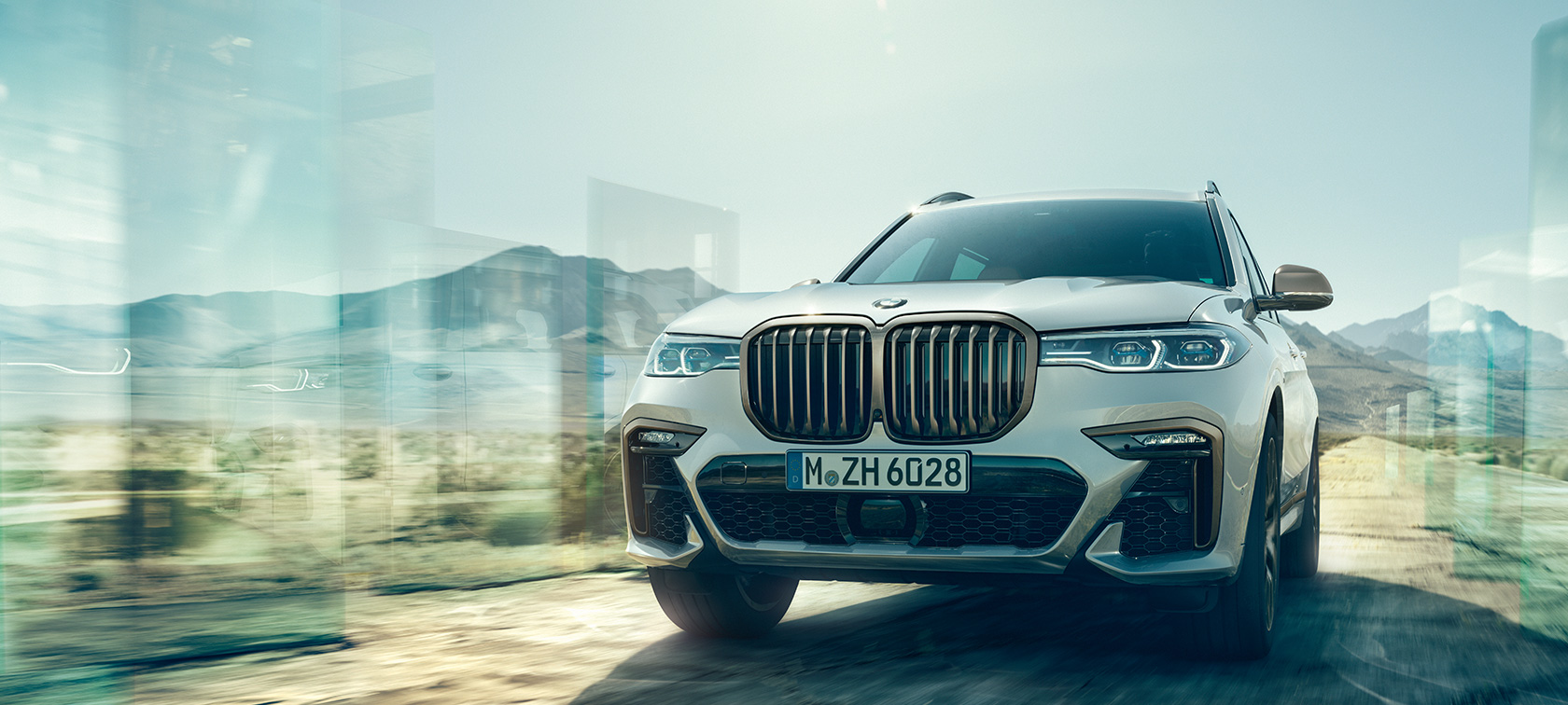 BMW X7 M50i и M50d, изглед отпред BMW X7 M Автомобил M50i и M50d в цвят Mineral White, G07, в покой, изглед отпред