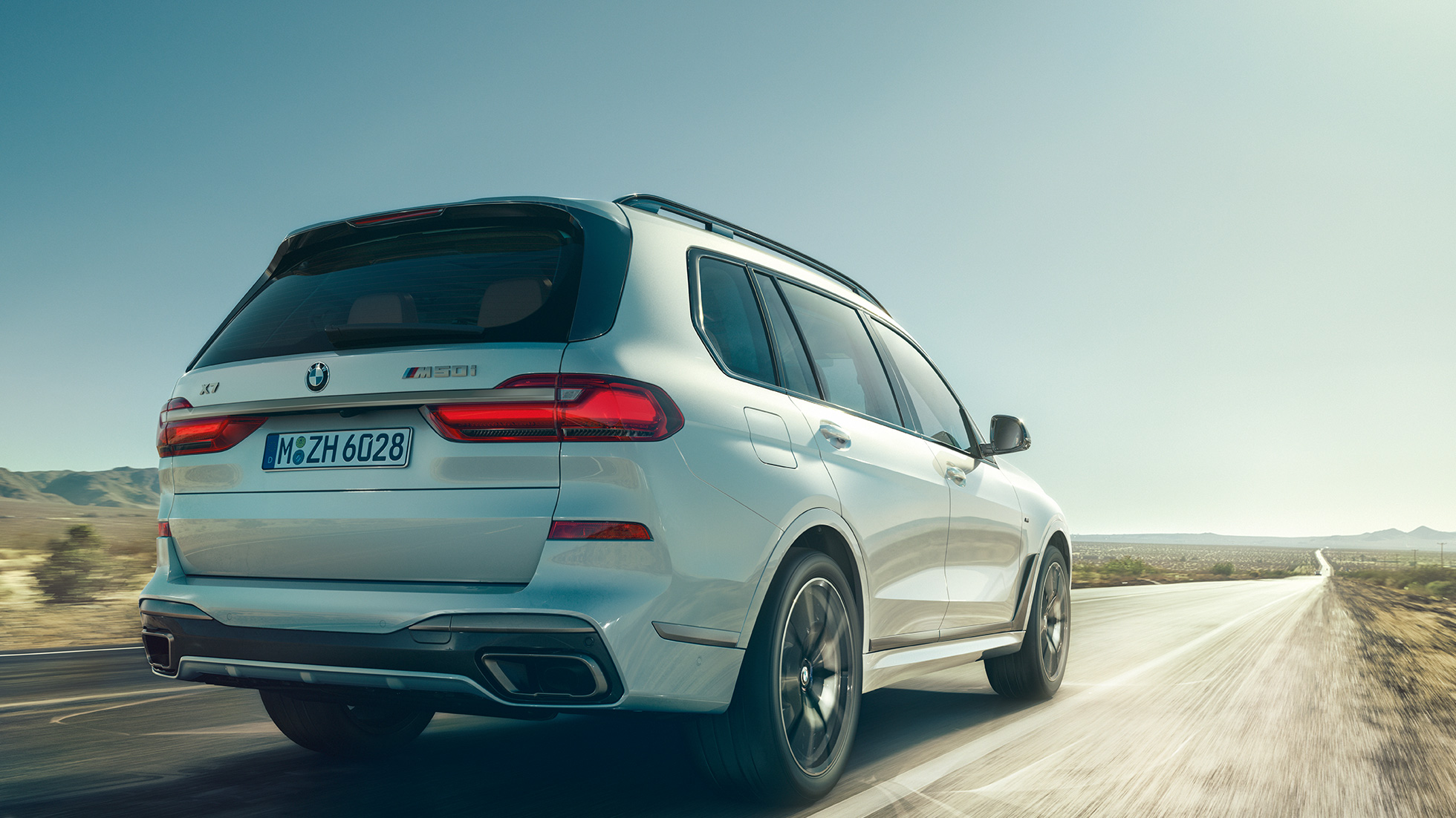 BMW X7 M50i, три четвърти изглед отзад BMW X7 M50i в цвят Mineral White, три четвърти изглед отзад, G07, 2019