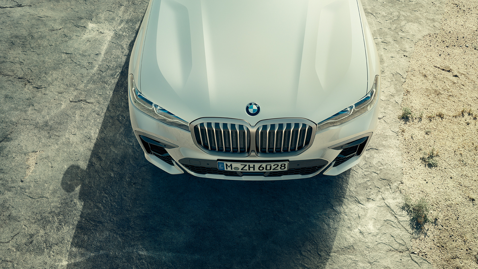 BMW X7 M Автомобил, предна част с BMW бъбрековидна радиаторна решетка BMW X7 M Автомобил M50d и M50i, предна част и преден капак от перспектива „птичи поглед“, G07, 2019