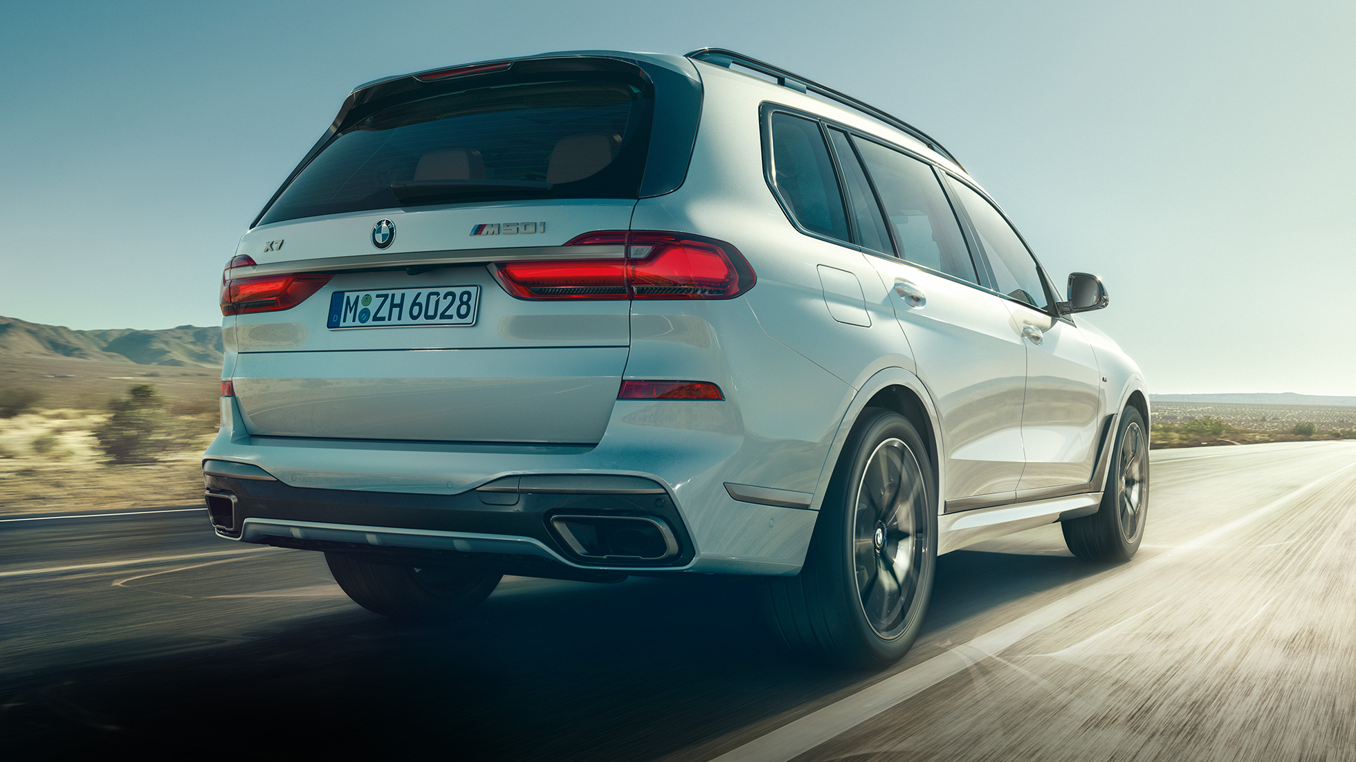 BMW X7 M50i, изглед отзад BMW X7 M50i в цвят Mineral White, в движение, изглед отзад, G07, 2019