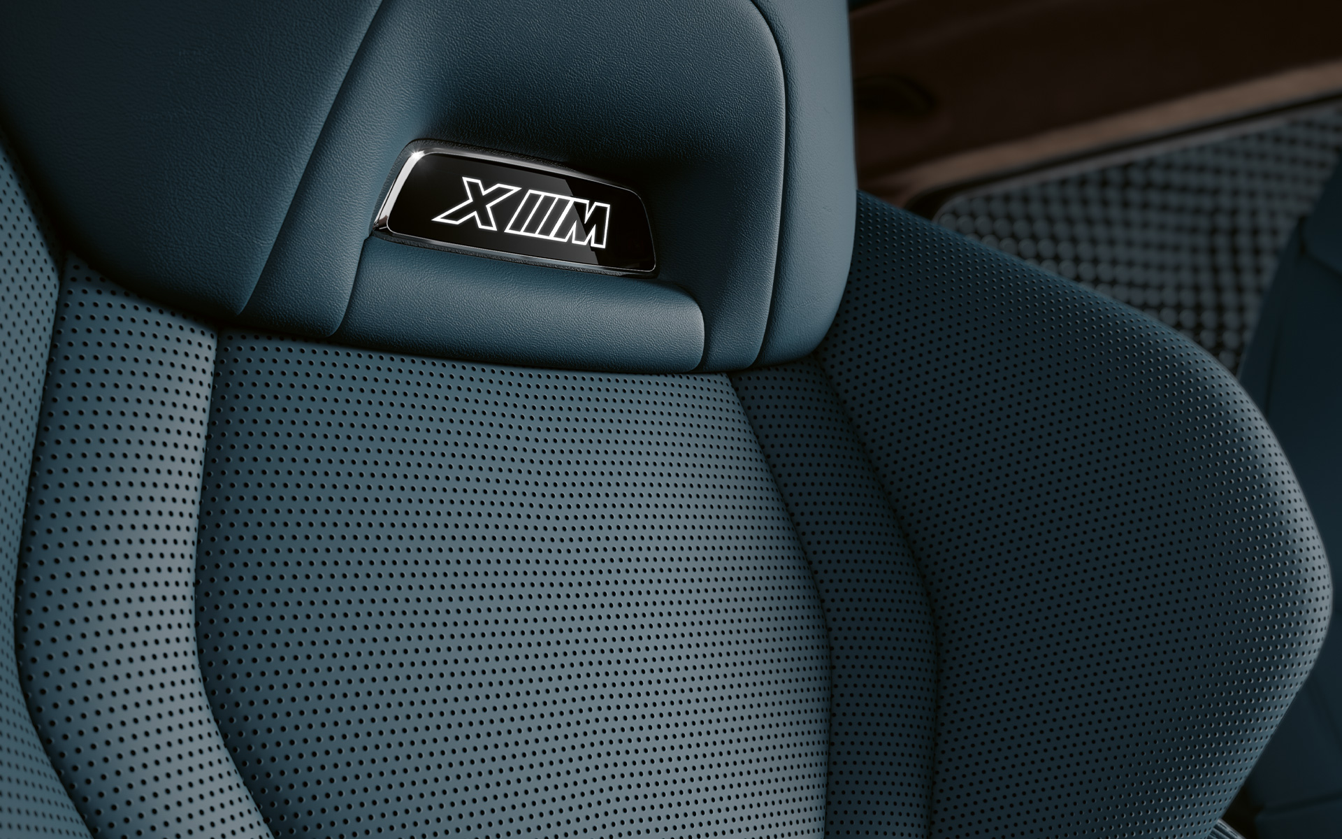 BMW XM G09 Мултифункционални седалки с осветени емблеми на М. BMW XM G09 Мултифункционални седалки с осветени емблеми на М.