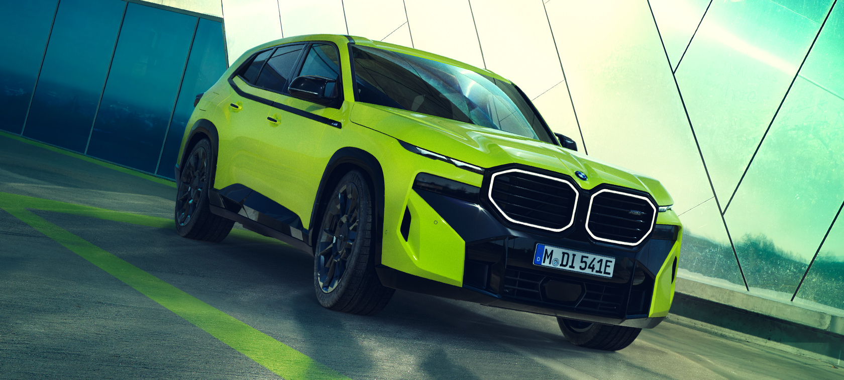 BMW XM 50e G09 в паркирано състояние Екстериор на BMW XM 50e G09 в паркирано състояние