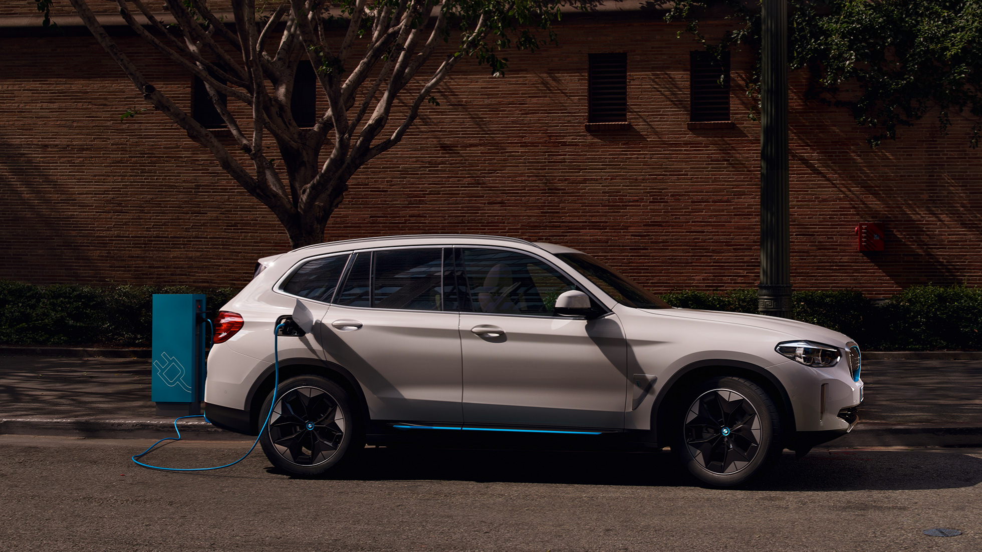 High-Power зарядни станции BMW iX3 G08 2020 изглед отстрани на обществена зарядна станция High-Power зарядни станции BMW iX3 G08 2020 Mineral White metallic изглед отстрани на обществена зарядна станция
